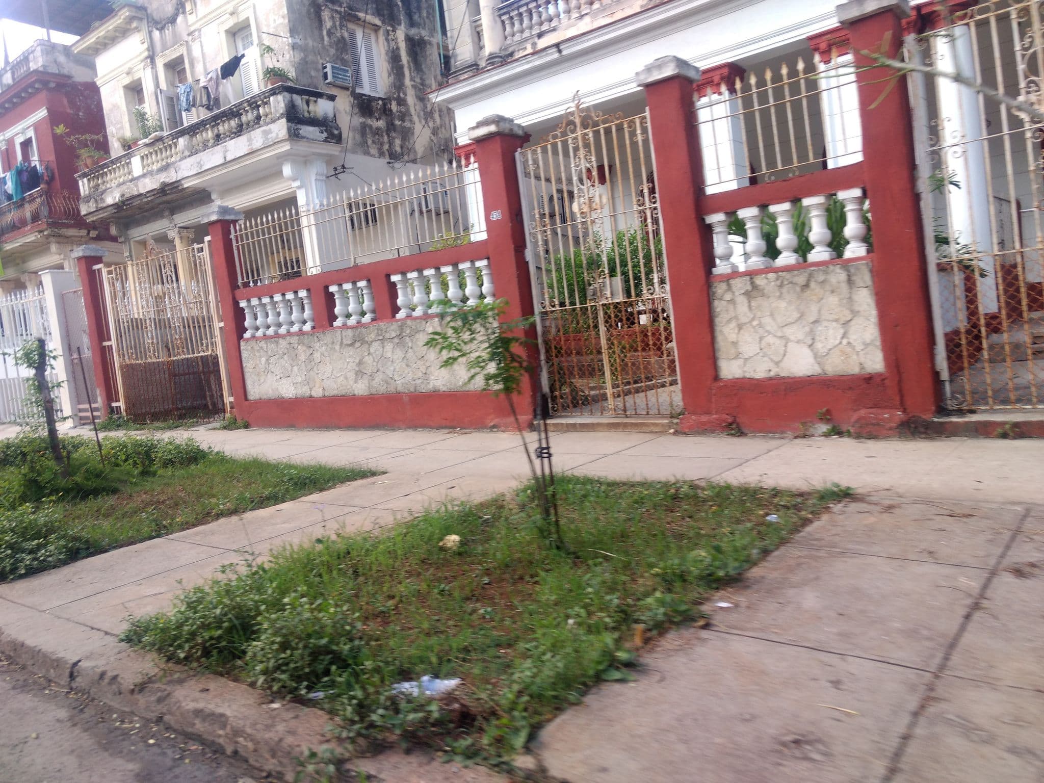 Street view near El Almendrón Rosado, Vedado — © mapeadora (CC BY-SA · Mapillary)