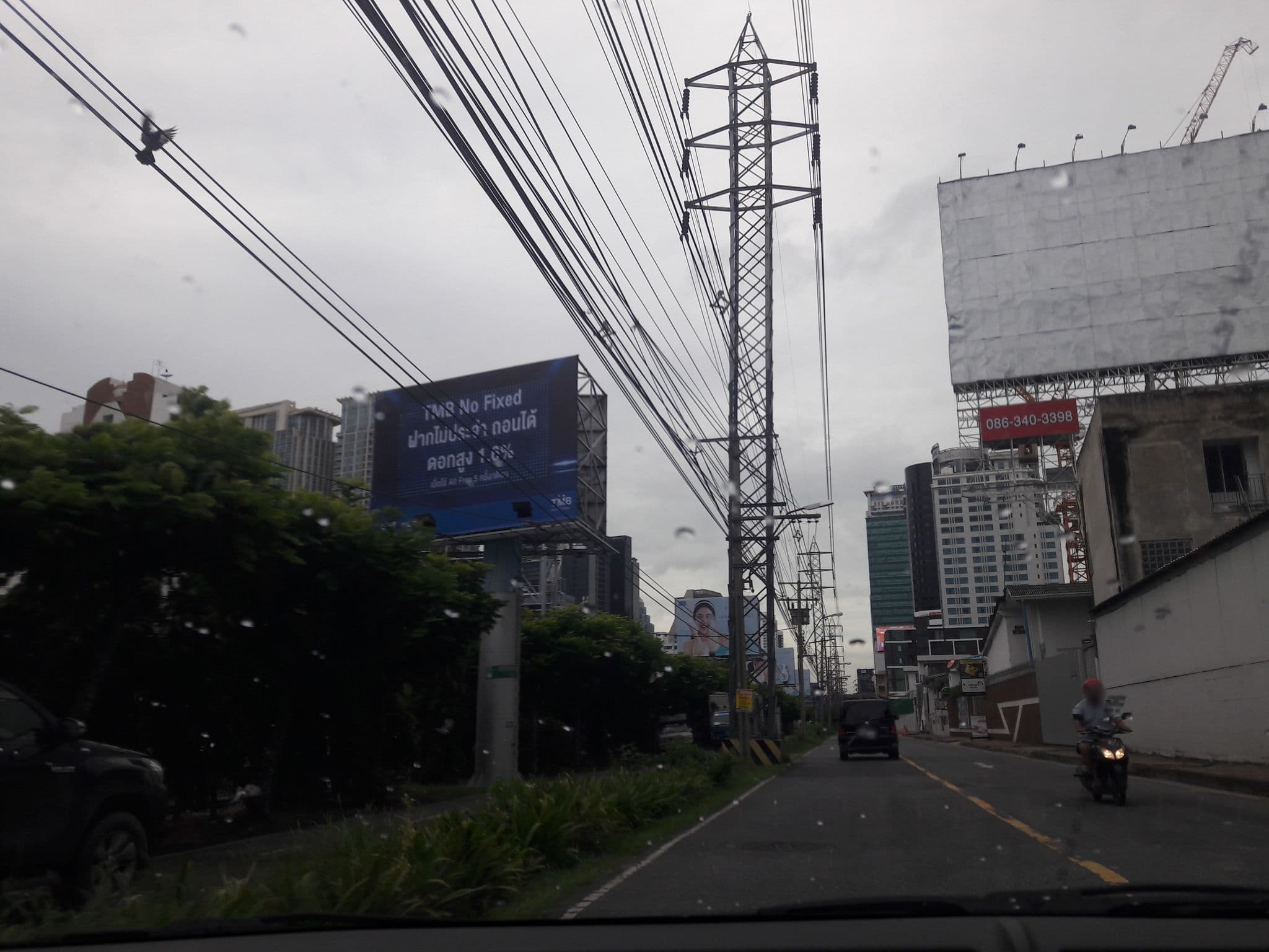 Street view near Cat, Makkasan — © dukeduke (CC BY-SA · Mapillary)