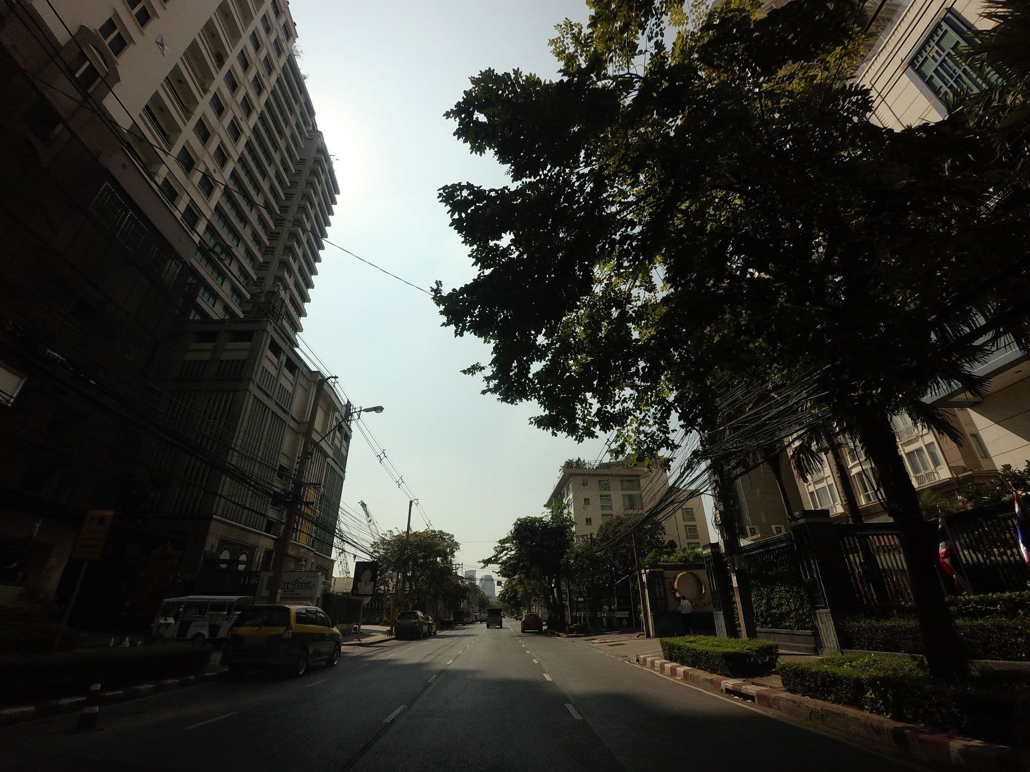 Street view near Swimming Pool @ Marriott Mayfair, Makkasan — © mishari (CC BY-SA · Mapillary)