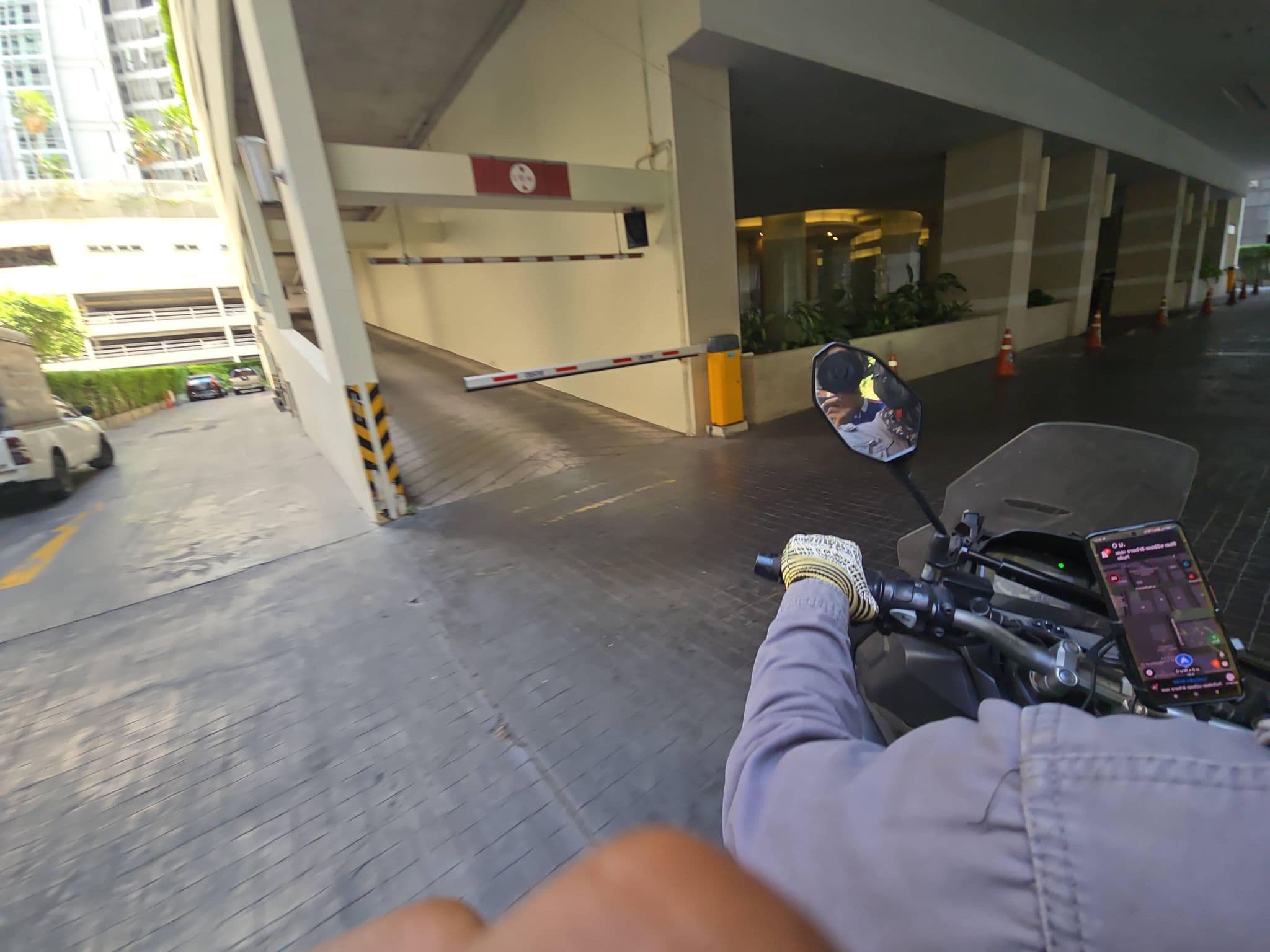 Street view near Hansar Infinity Pool, Makkasan — © Poolert (CC BY-SA · Mapillary)