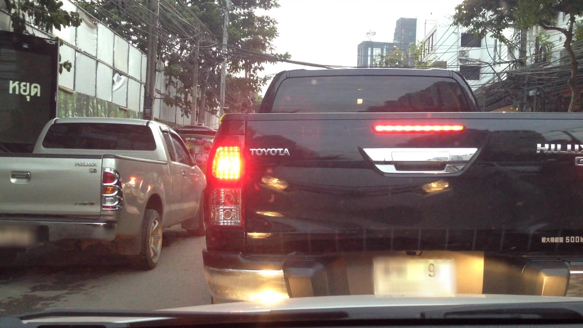 Street view near Lang Suan Colonnade, Makkasan — © lvl5 (CC BY-SA · Mapillary)