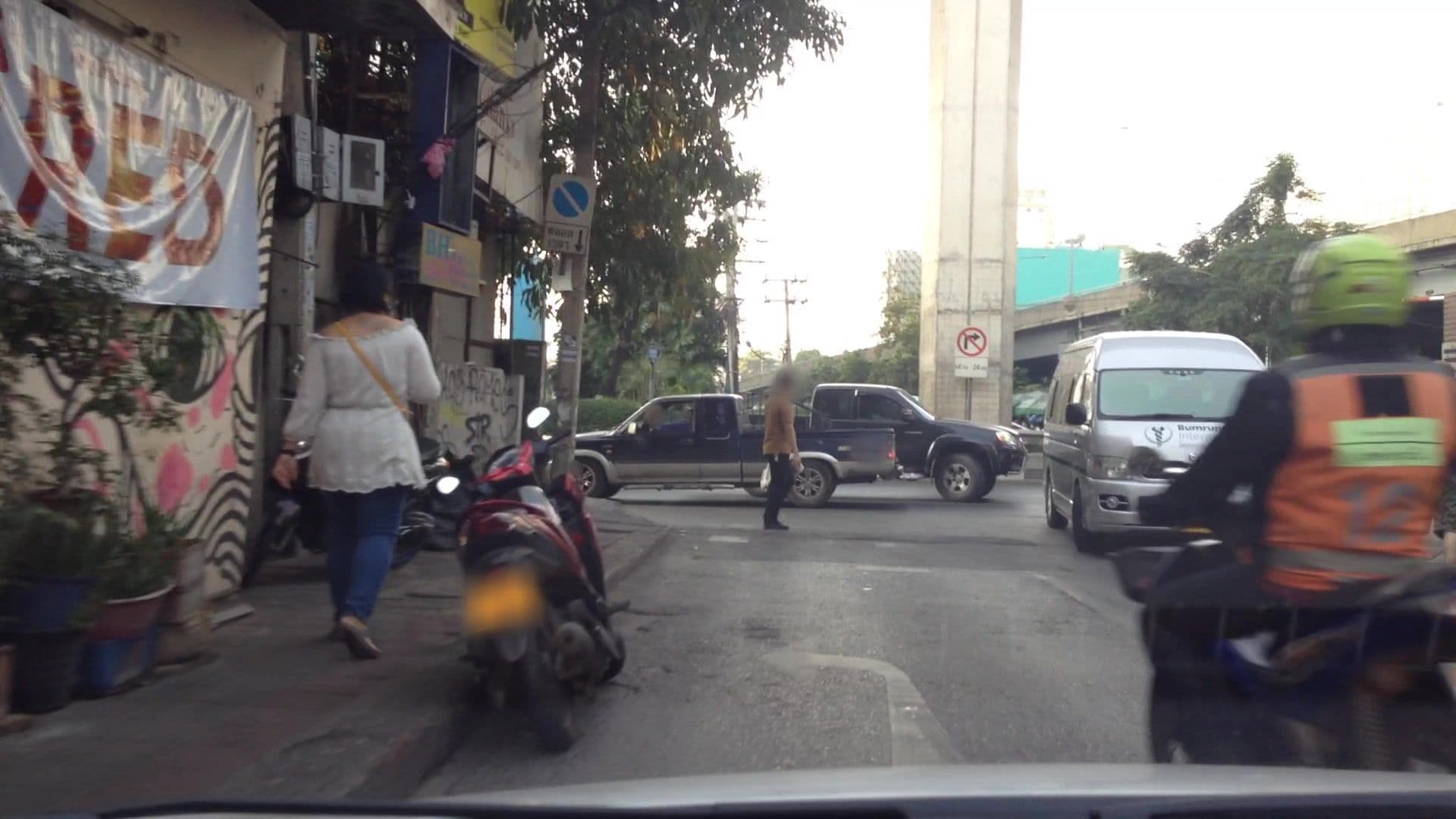 Street view near Phong Jai Resort, Makkasan — © lvl5 (CC BY-SA · Mapillary)