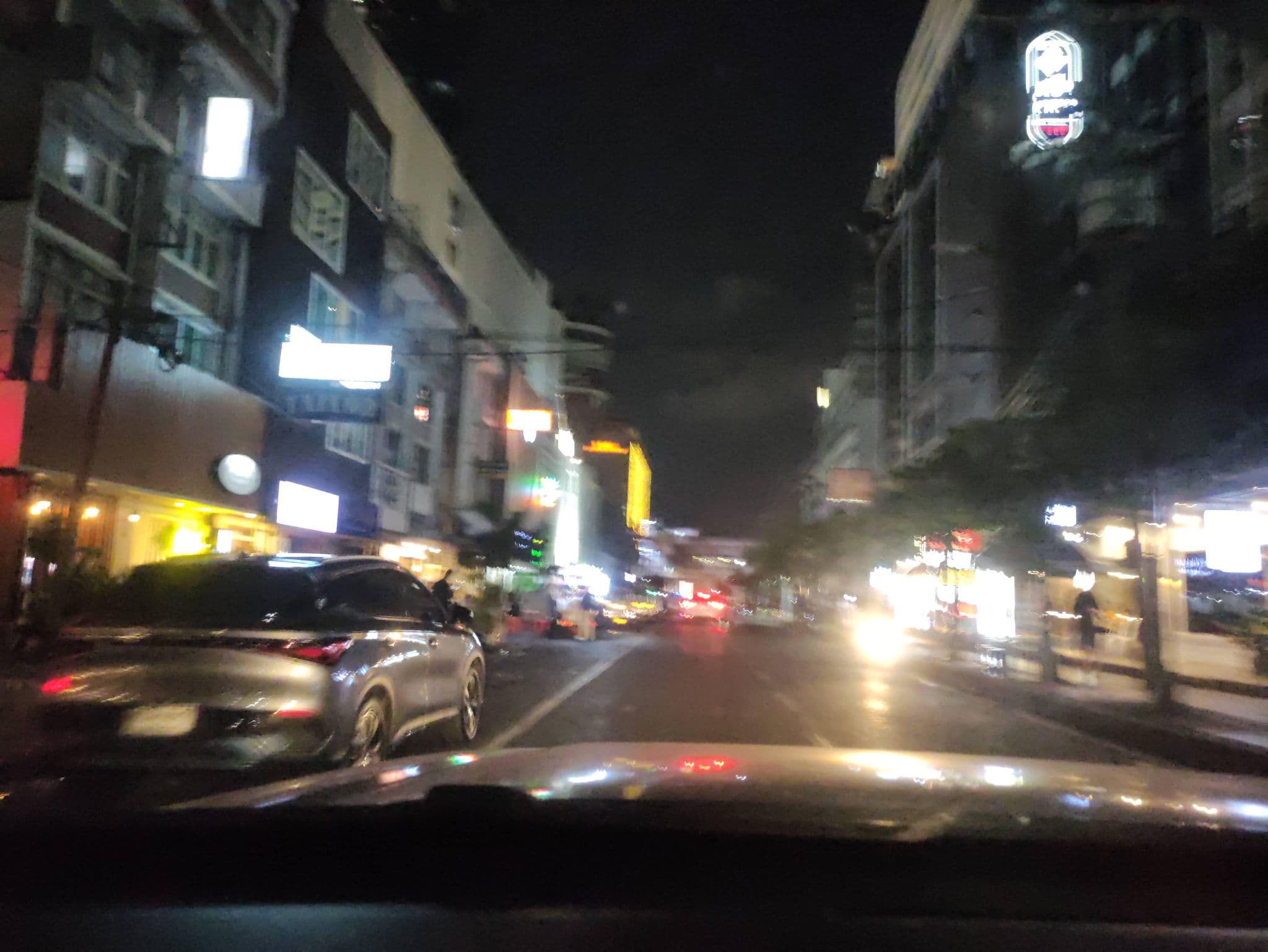 Street view near Samslodge hotel, Makkasan — © kasetitkml_pipitchai (CC BY-SA · Mapillary)