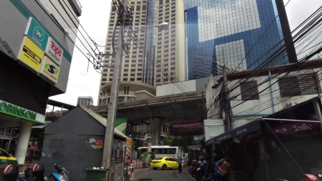 Street view near The Westin Grande Sukhumvit Bangkok, Makkasan — © toffy (CC BY-SA · Mapillary)