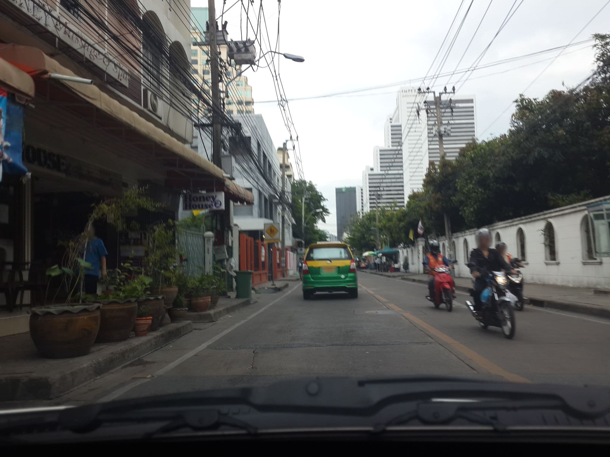 Street view near Honey House 2 Hotel, Watthana — © mishari (CC BY-SA · Mapillary)