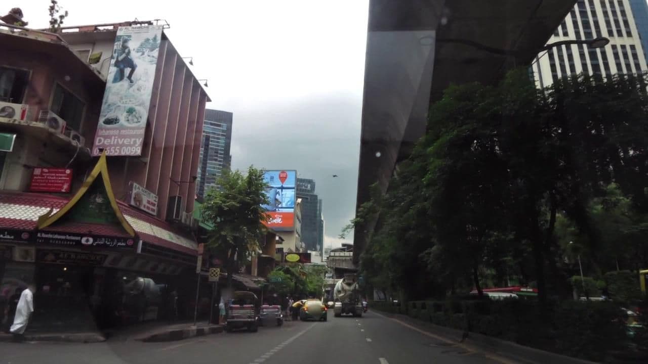 Street view near Parkway Inn, Makkasan — © toffy (CC BY-SA · Mapillary)