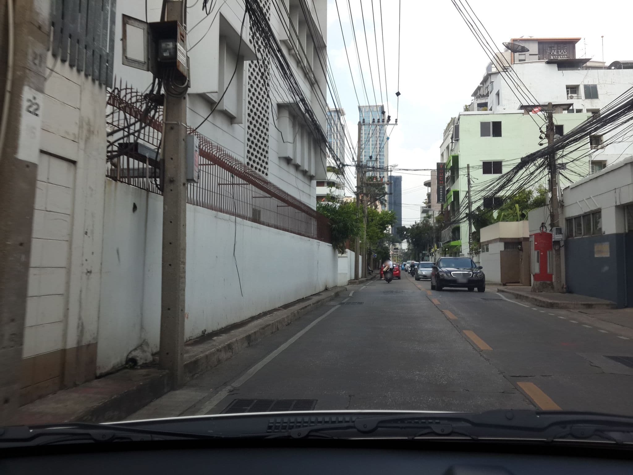 Street view near White Court I ซอยร่วมฤดี, Makkasan — © mishari (CC BY-SA · Mapillary)