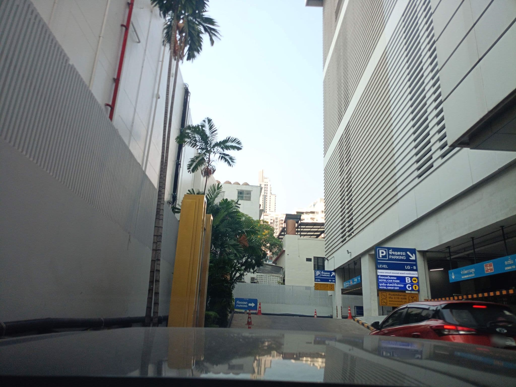 Street view near The Cove, Makkasan — © kasetitkml_pipitchai (CC BY-SA · Mapillary)
