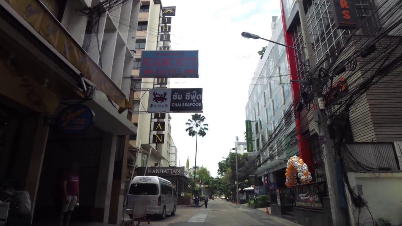 Street view near Swimming Pool, Makkasan — © toffy (CC BY-SA · Mapillary)