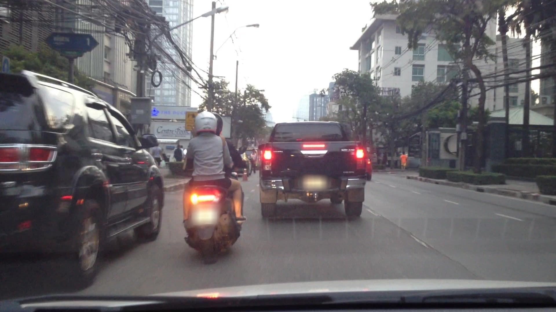 Street view near CenterPoint Langsuan, Makkasan — © lvl5 (CC BY-SA · Mapillary)