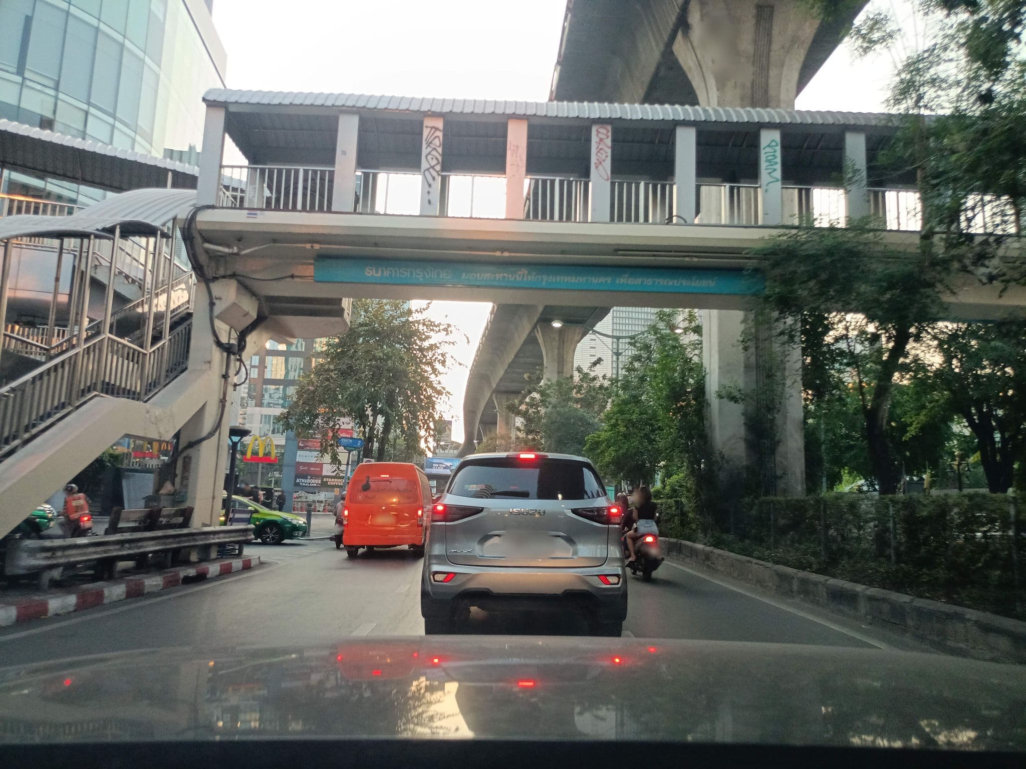 Street view near Mod & Aey's Wedding, Makkasan — © kasetitkml_pipitchai (CC BY-SA · Mapillary)