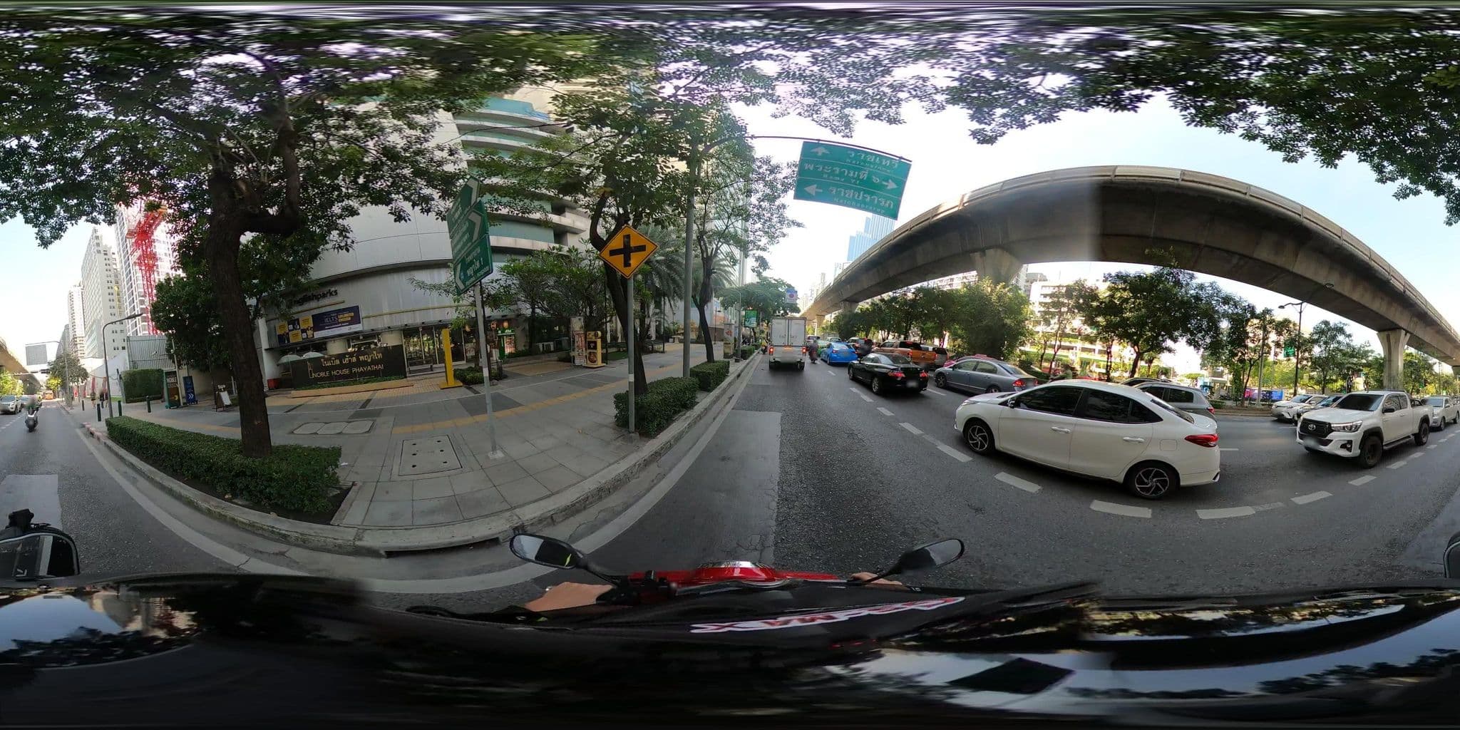 Street view near สระว่ายน้ำปทุมวันรีสอร์ท, Ratchathewi — © NatchaponJ (CC BY-SA · Mapillary)