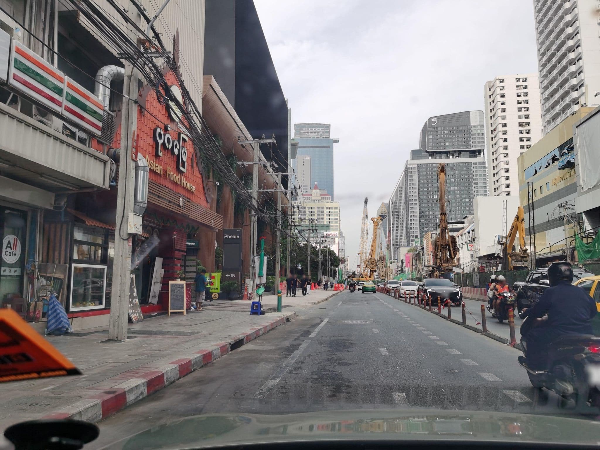 Street view near Vela Dhi Glow Pratunam, Makkasan — © lin_wang (CC BY-SA · Mapillary)