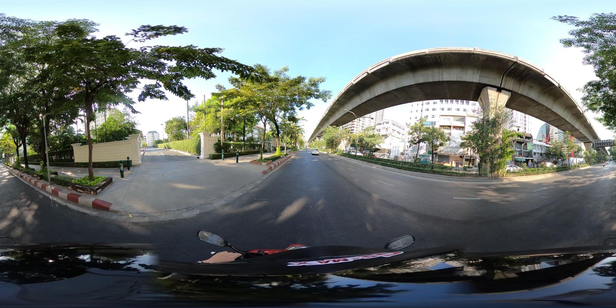 Street view near Dream Town Hotel, Ratchathewi — © NatchaponJ (CC BY-SA · Mapillary)