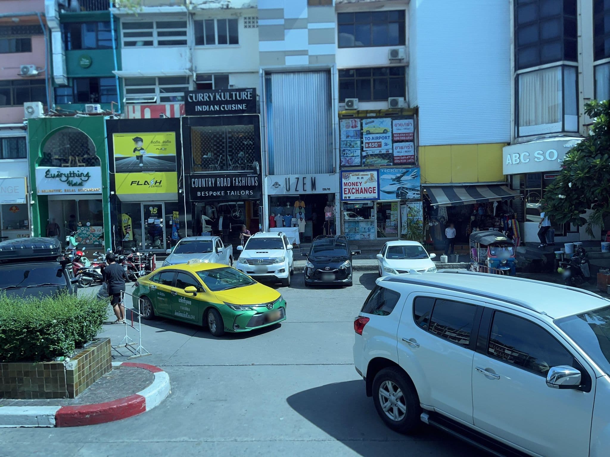 Street view near Komate Jewelry In Indra Hotel, Makkasan — © DriveWithHoang (CC BY-SA · Mapillary)