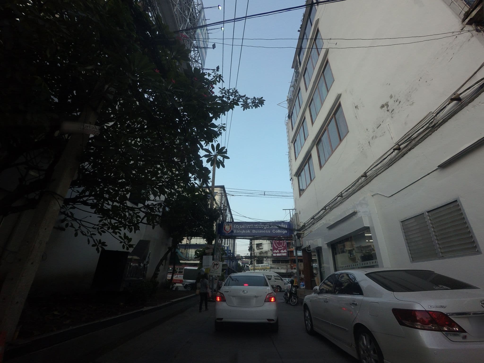 Street view near 7th Swimming pool at First hotel, Ratchathewi — © mishari (CC BY-SA · Mapillary)