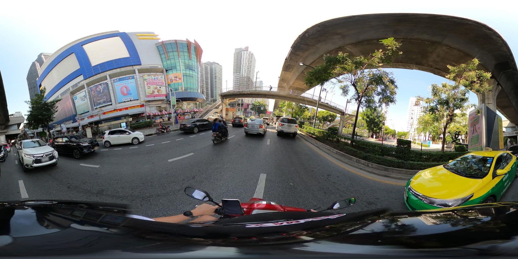 Street view near First Hotel Bangkok (โรงแรมเฟิสท์ กรุงเทพ), Ratchathewi — © NatchaponJ (CC BY-SA · Mapillary)