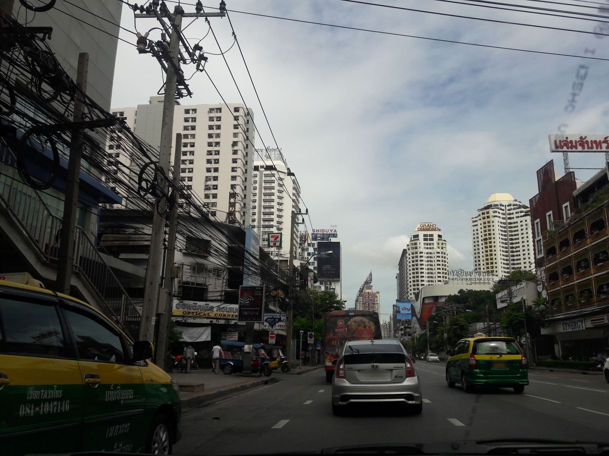 Street view near Metro Resort Pratunam, Ratchathewi — © dukeduke (CC BY-SA · Mapillary)