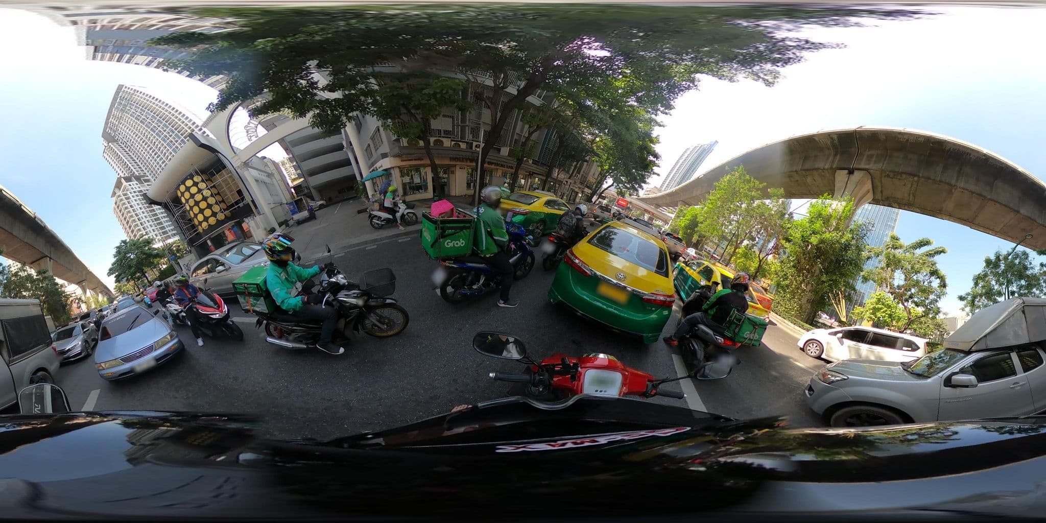 Street view near Reezq Hostel, Ratchathewi — © NatchaponJ (CC BY-SA · Mapillary)