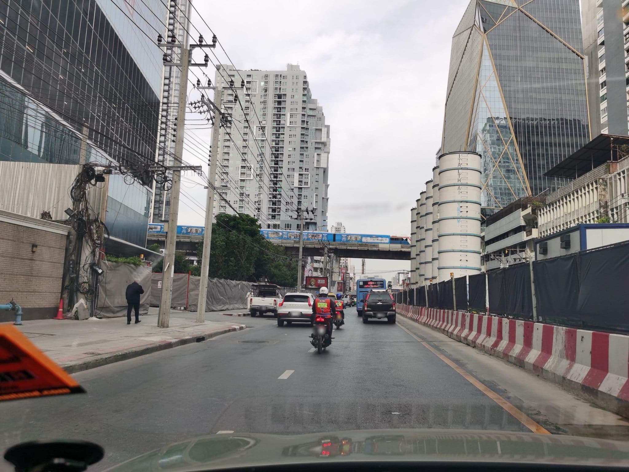 Street view near Movy Lodge, Ratchathewi — © lin_wang (CC BY-SA · Mapillary)
