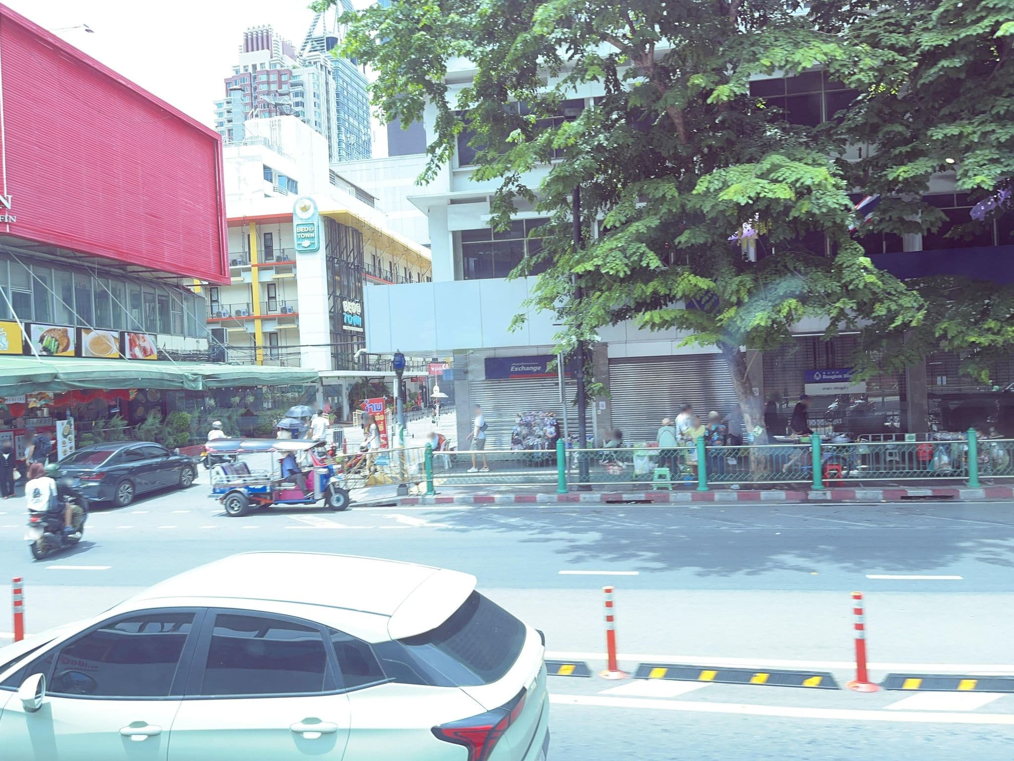 Street view near Brasserie Burgers, Makkasan — © DriveWithHoang (CC BY-SA · Mapillary)