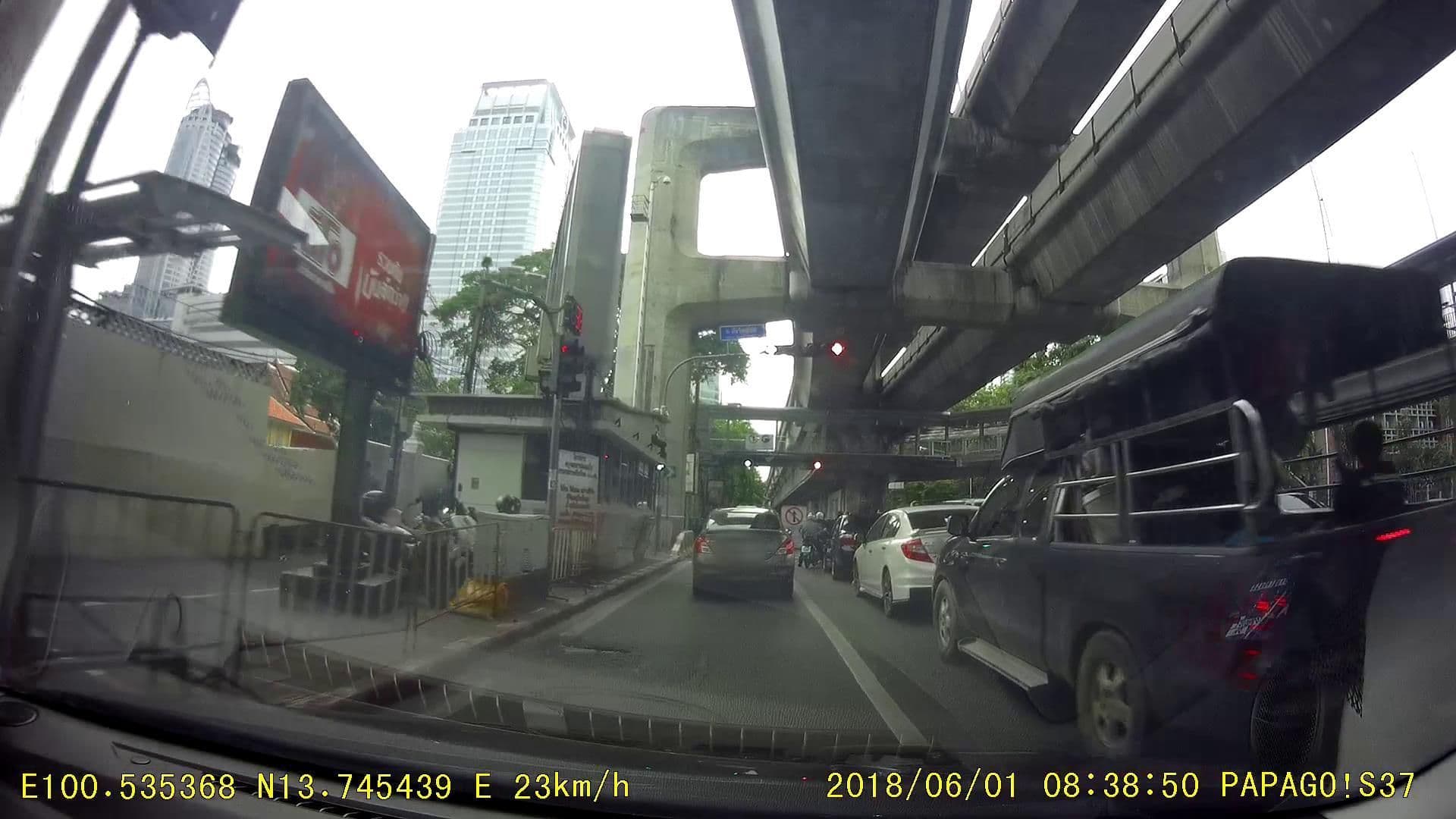 Street view near Ibis Siam 1009, Makkasan — © poramet (CC BY-SA · Mapillary)