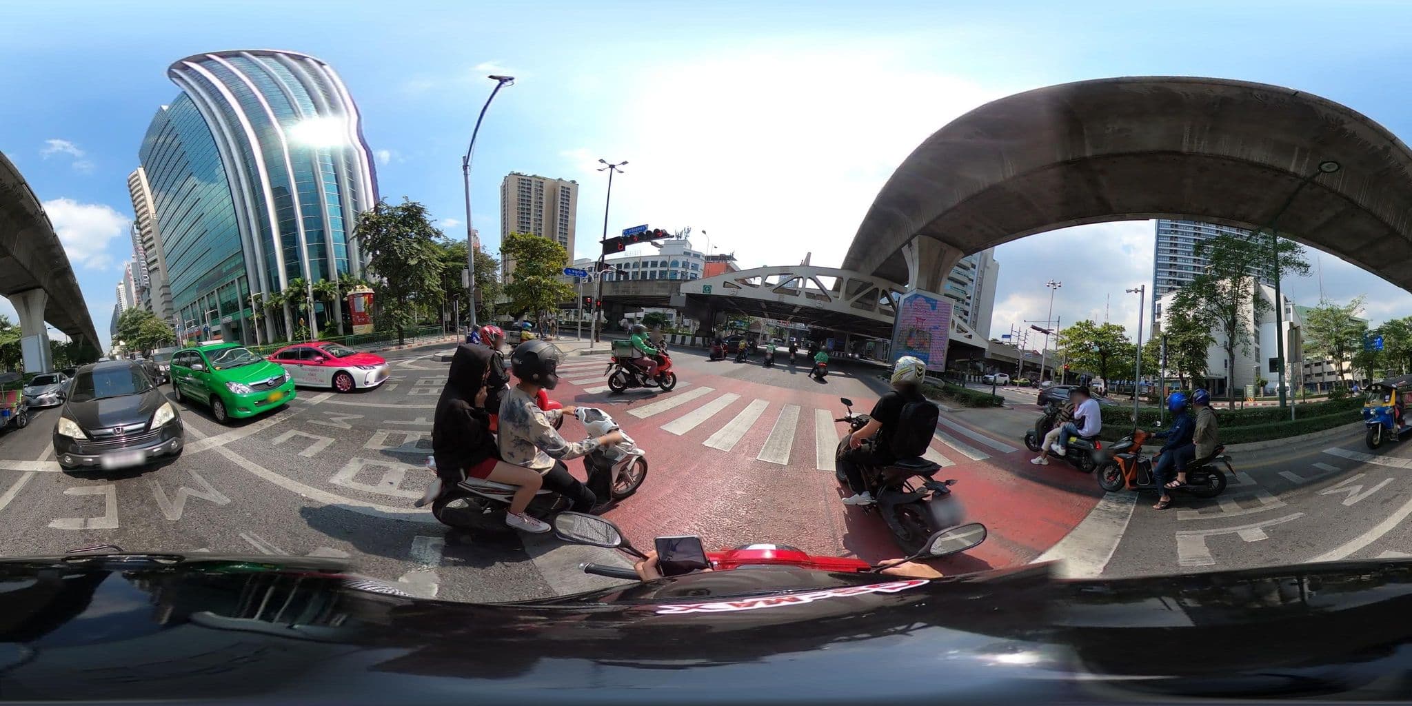 Street view near 5 Minute Hostel, Ratchathewi — © NatchaponJ (CC BY-SA · Mapillary)