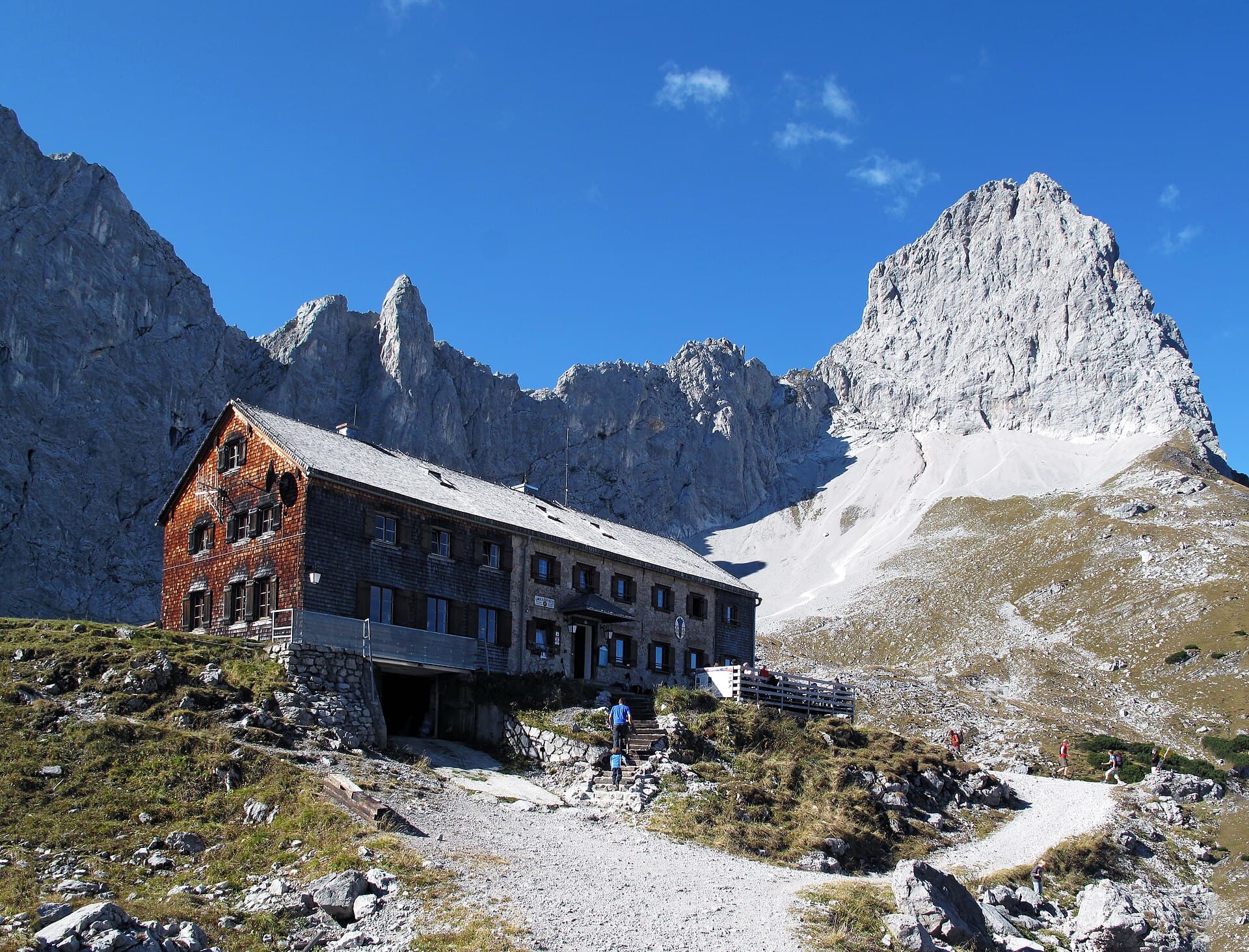 Lamsenjochhütte (via Wikimedia Commons, CC BY 3.0)
