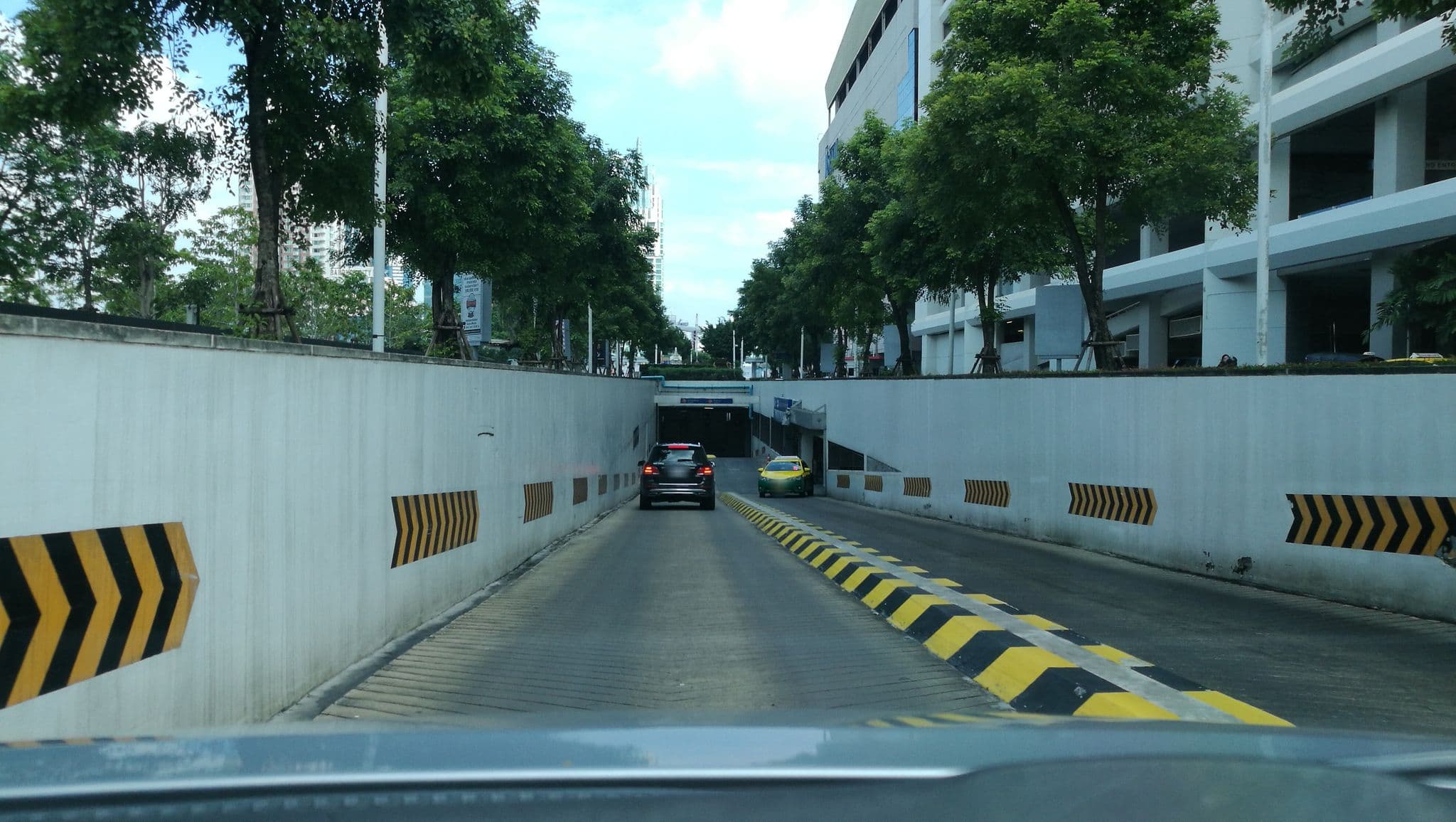 Street view near World Executive Club, Makkasan — © ratirat (CC BY-SA · Mapillary)