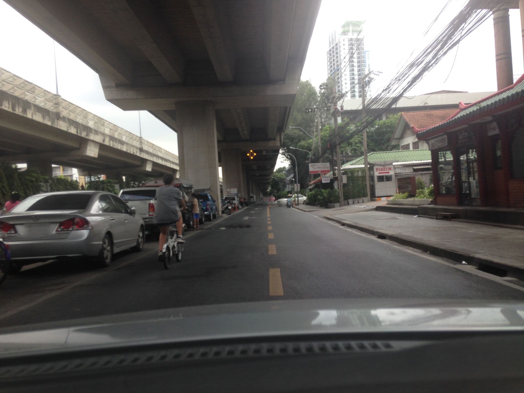 Street view near Grand Tower Inn Hotel (โรงแรมแกรนด์ ทาวเวอร์ อินน์), Phaya Thai — © ratirat (CC BY-SA · Mapillary)