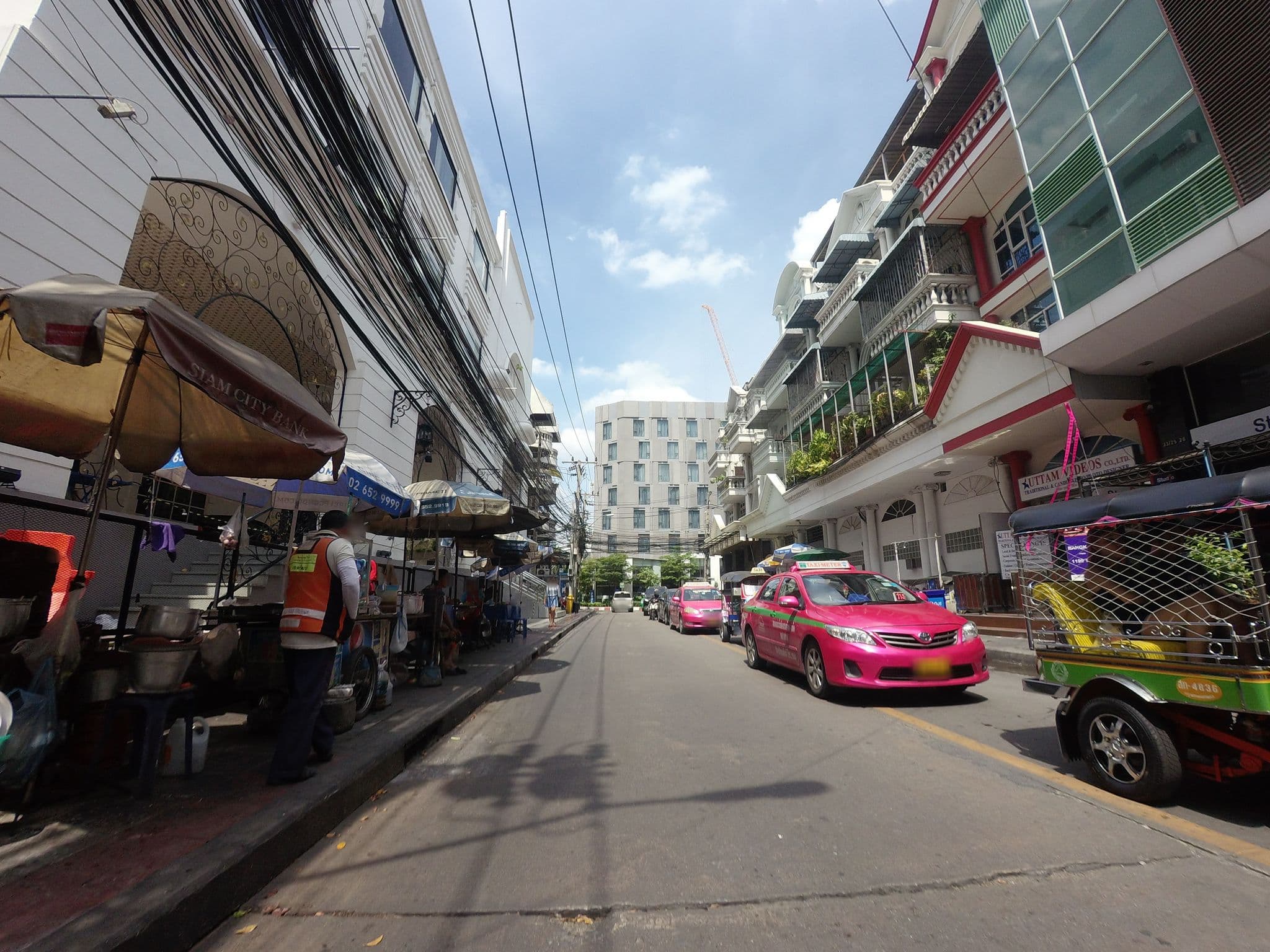 Street view near Seasons Boutique Hotel, Makkasan — © mishari (CC BY-SA · Mapillary)