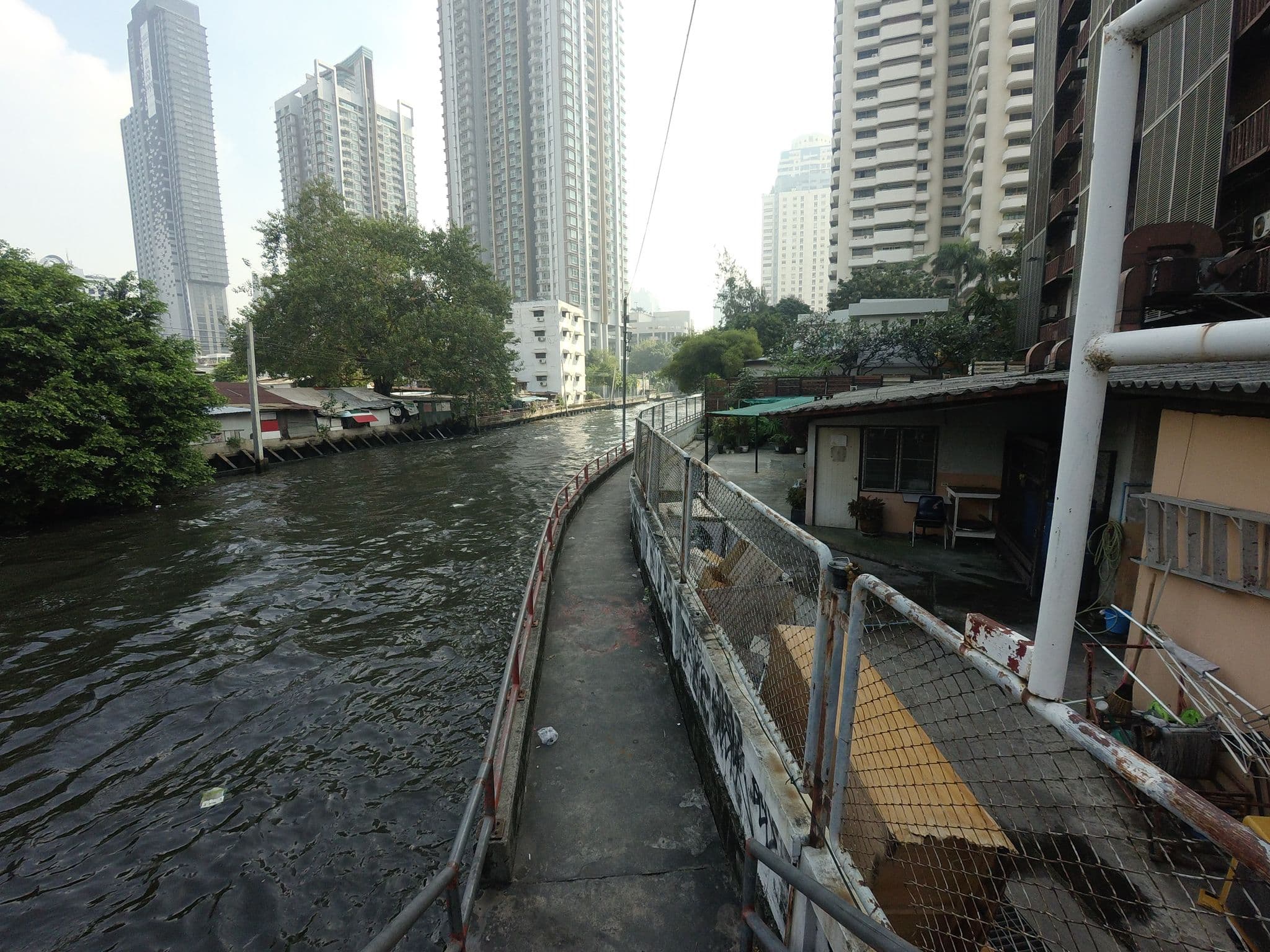 Street view near Unico Leela Hotel Bangkok, Makkasan — © mishari (CC BY-SA · Mapillary)