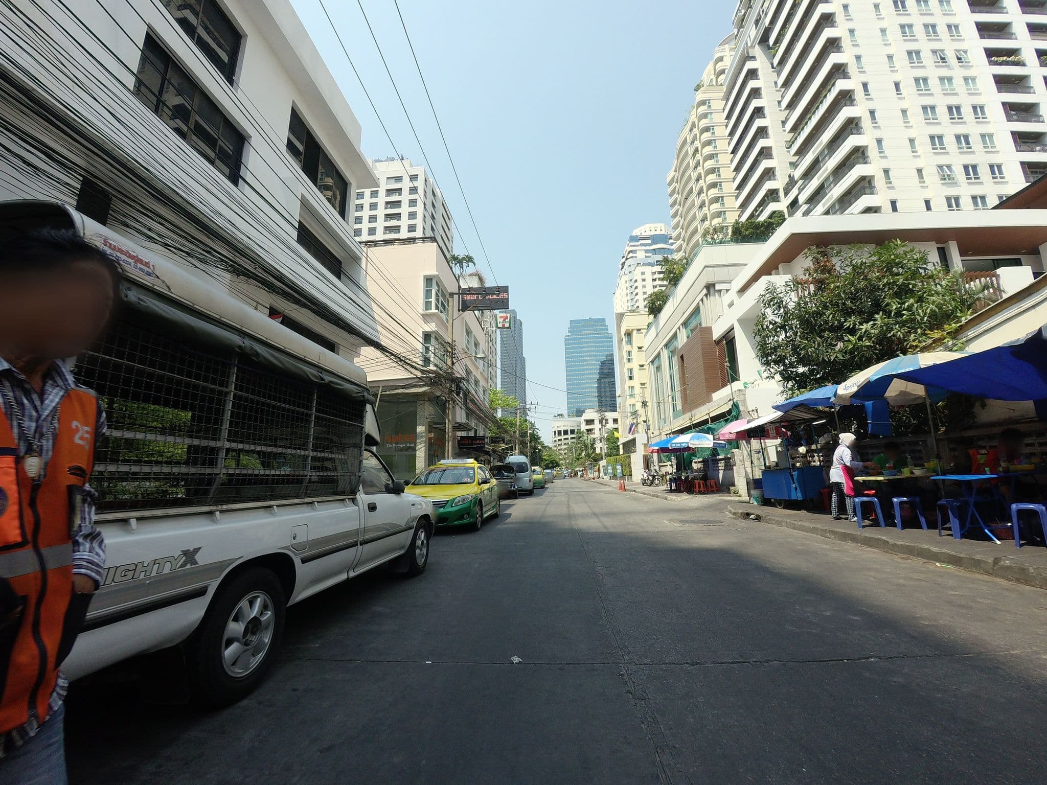 Street view near Smart Suites Boutique Hotel, Makkasan — © mishari (CC BY-SA · Mapillary)