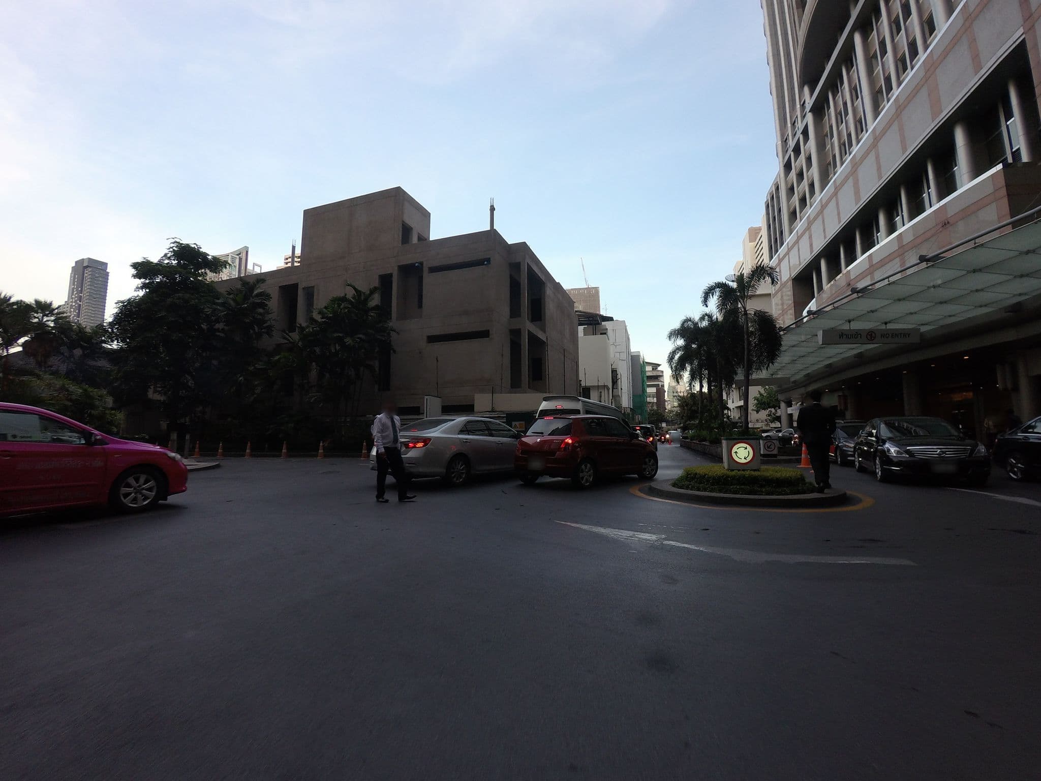 Street view near under Zenith Hotel, Makkasan — © mishari (CC BY-SA · Mapillary)