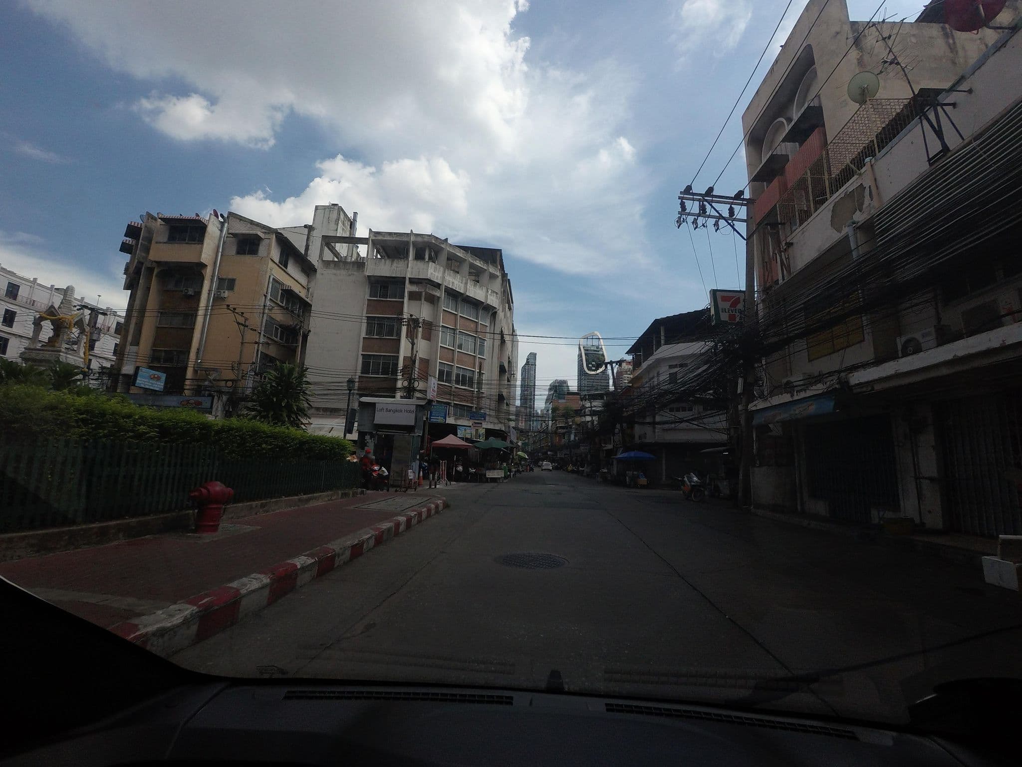 Street view near โรงแรม Ramada, Makkasan — © mishari (CC BY-SA · Mapillary)
