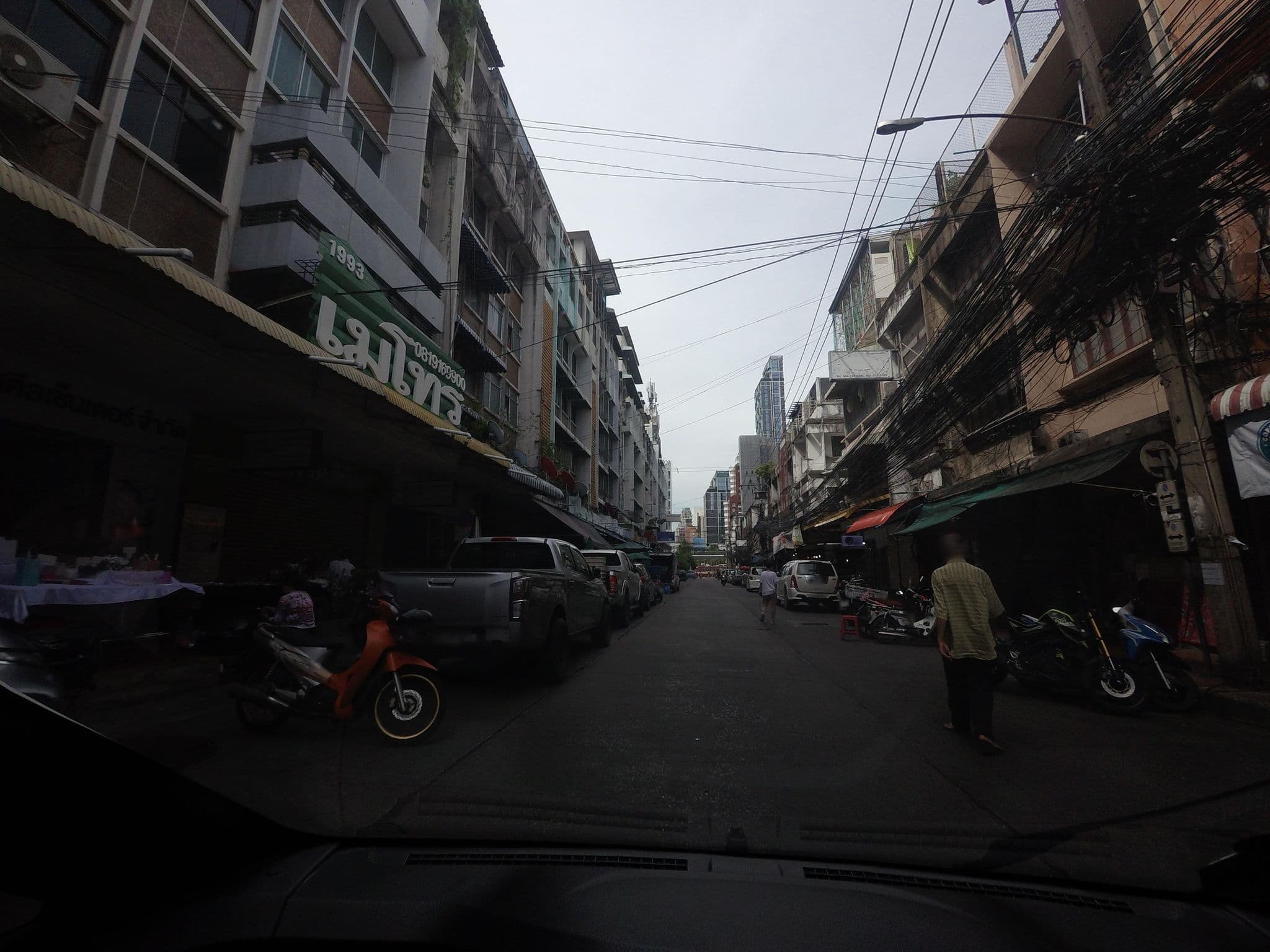 Street view near Mango Bedroom Inn, Makkasan — © mishari (CC BY-SA · Mapillary)