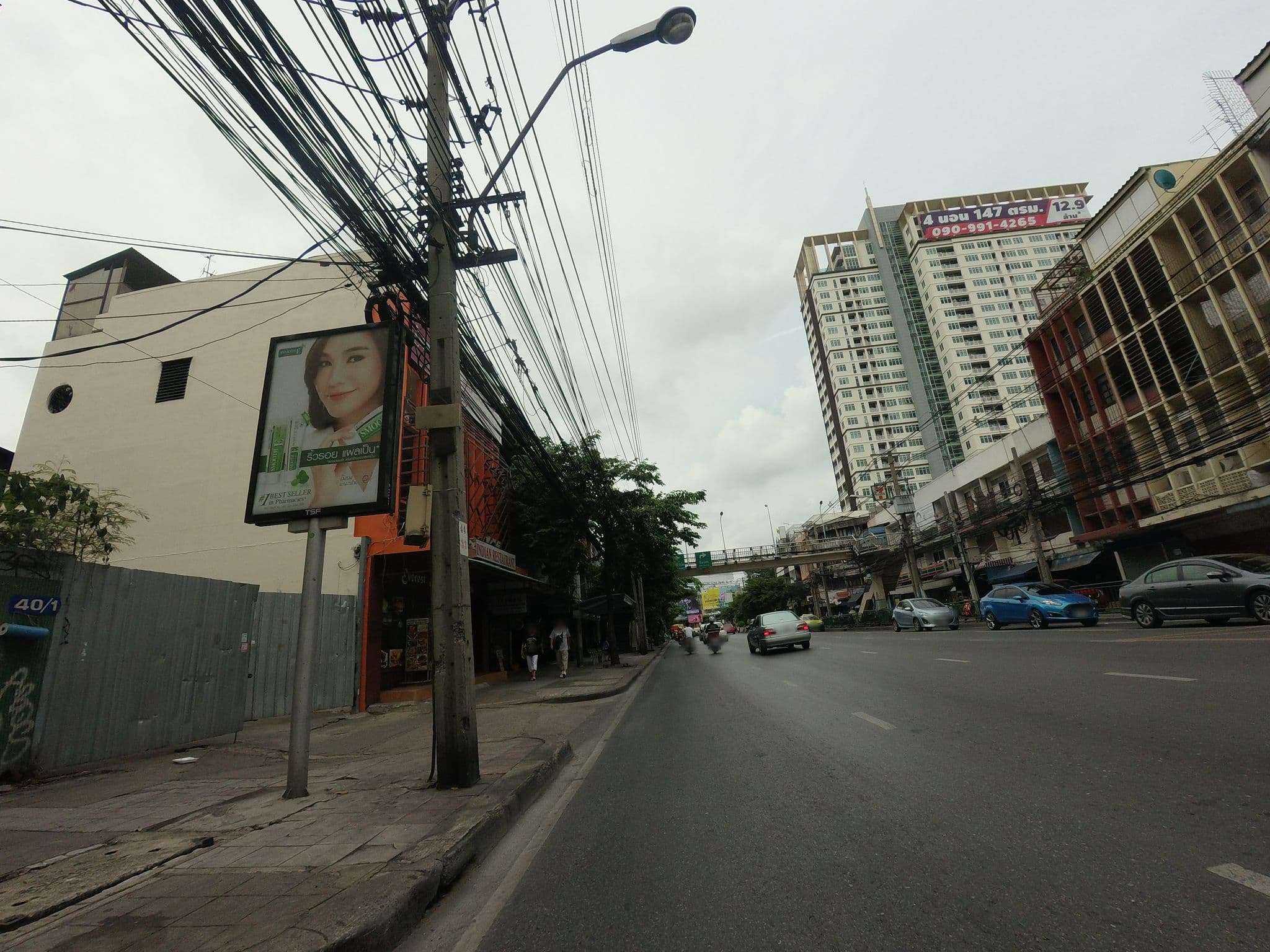 Street view near โรงแรมรอยัล วิว รีสอร์ท รางน้ำ, Makkasan — © mishari (CC BY-SA · Mapillary)