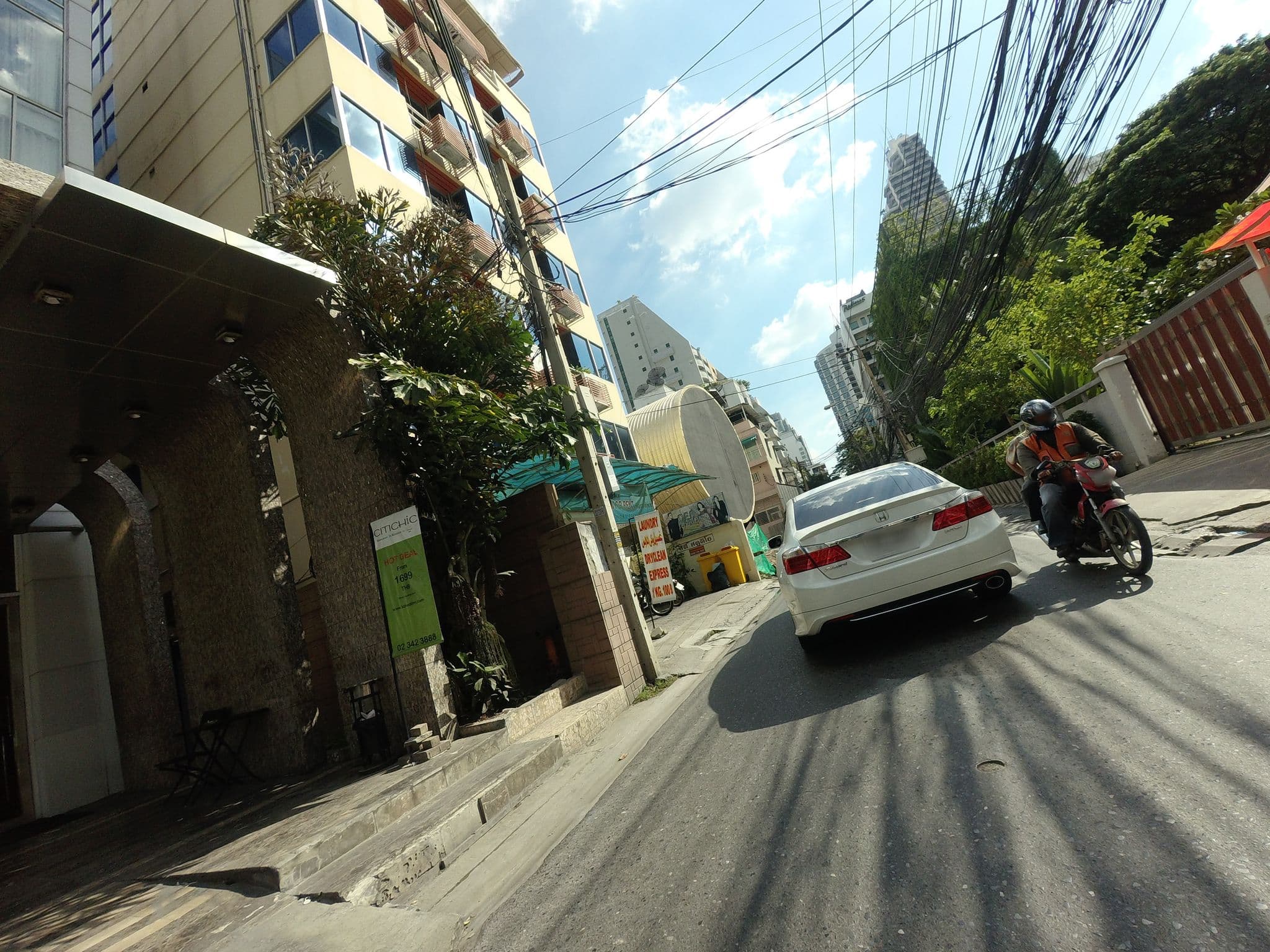 Street view near Citichic Boutique Suites, Makkasan — © mishari (CC BY-SA · Mapillary)