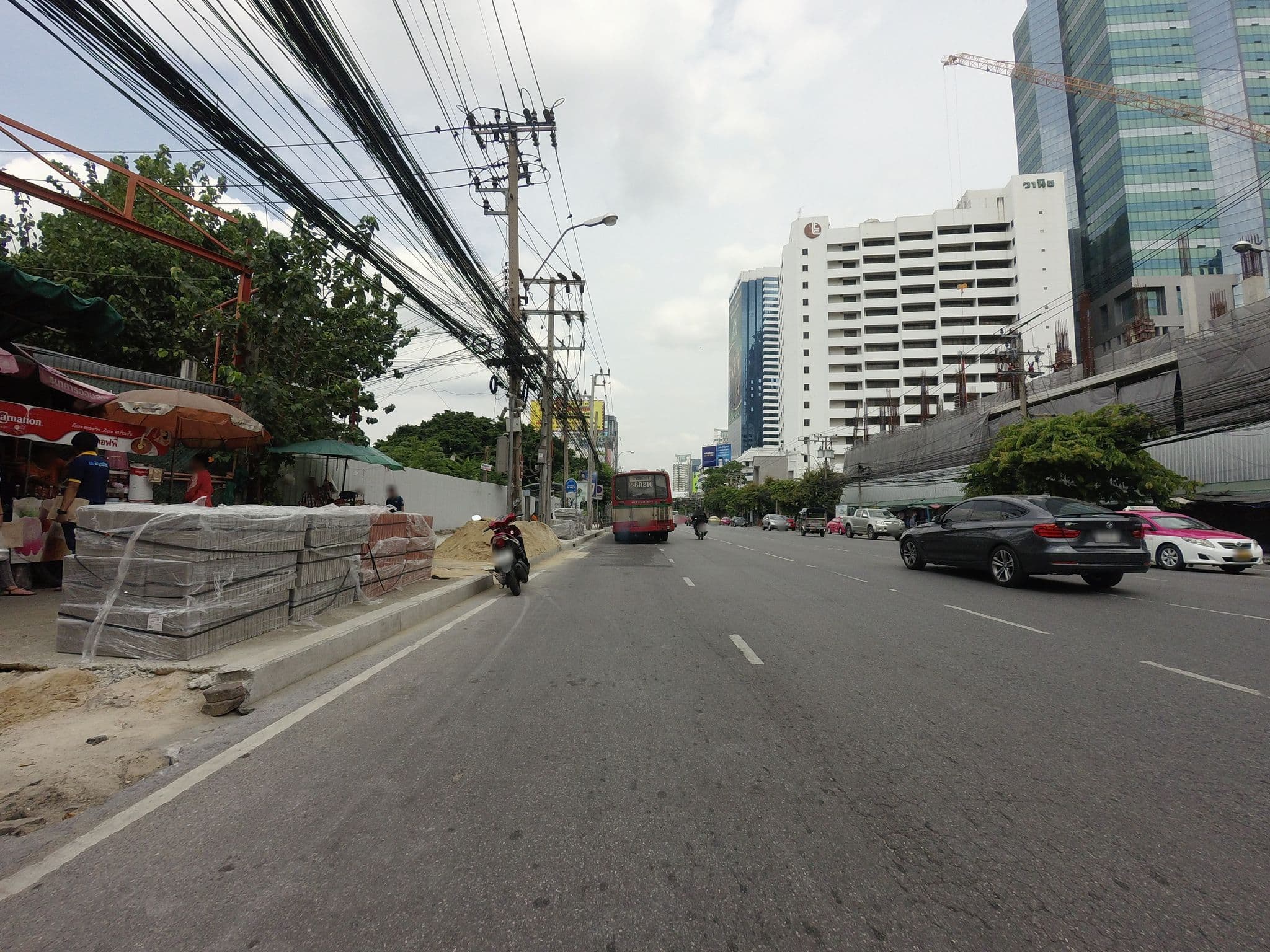 Street view near Amna Hotel, Makkasan — © mishari (CC BY-SA · Mapillary)