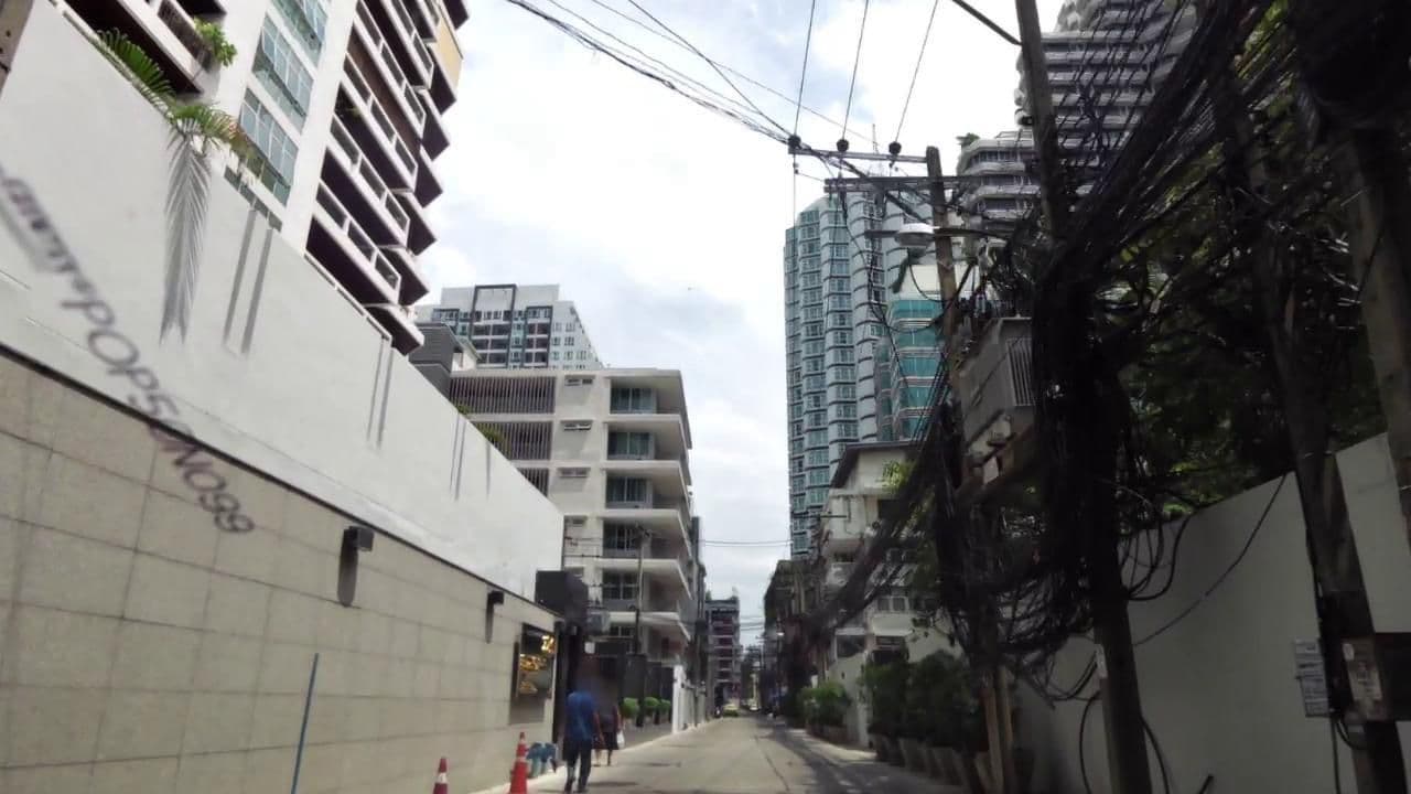Street view near Radison Sukhumvit 13, Makkasan — © toffy (CC BY-SA · Mapillary)