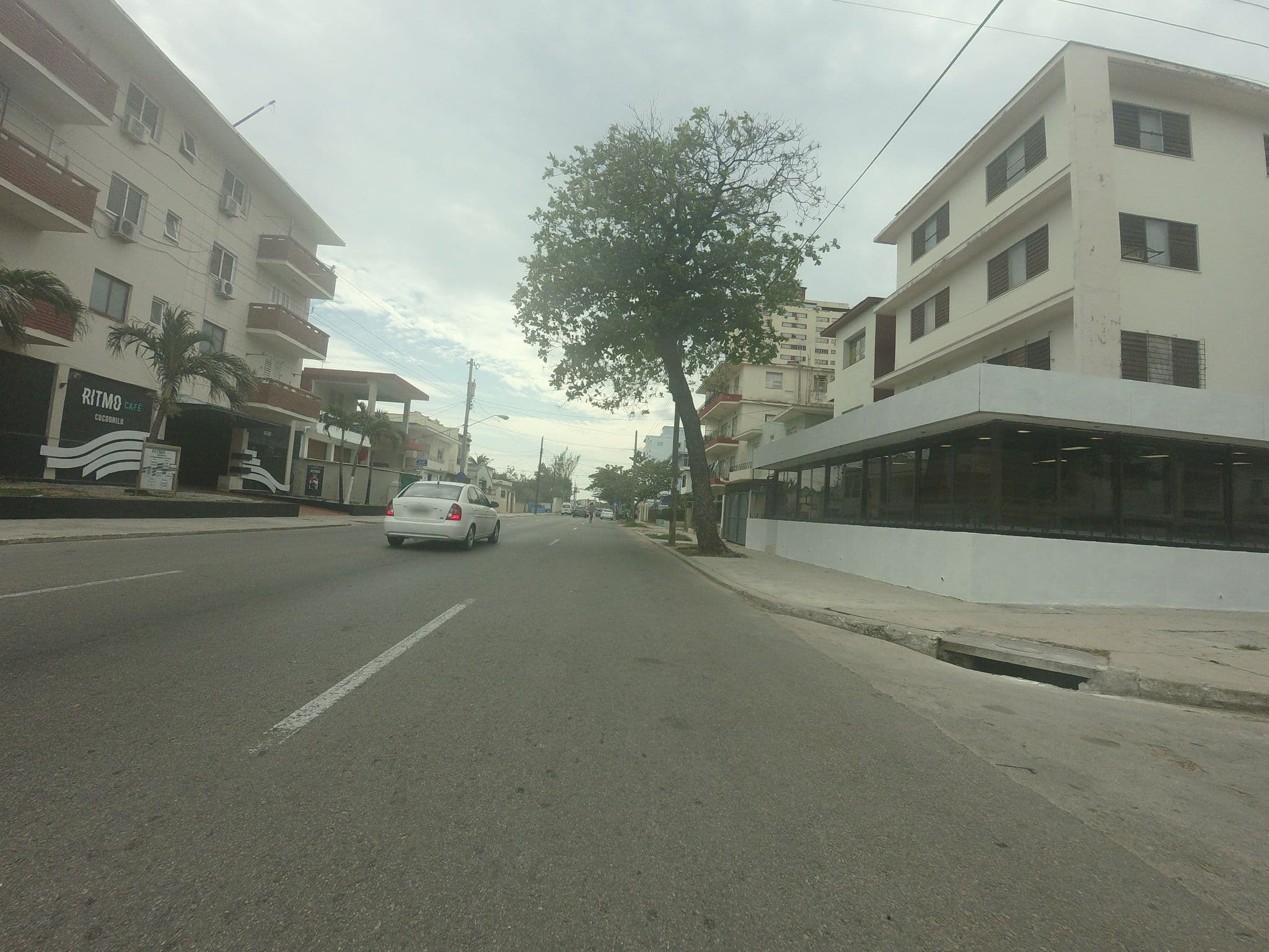 Street view near Casa Birmania, Vedado