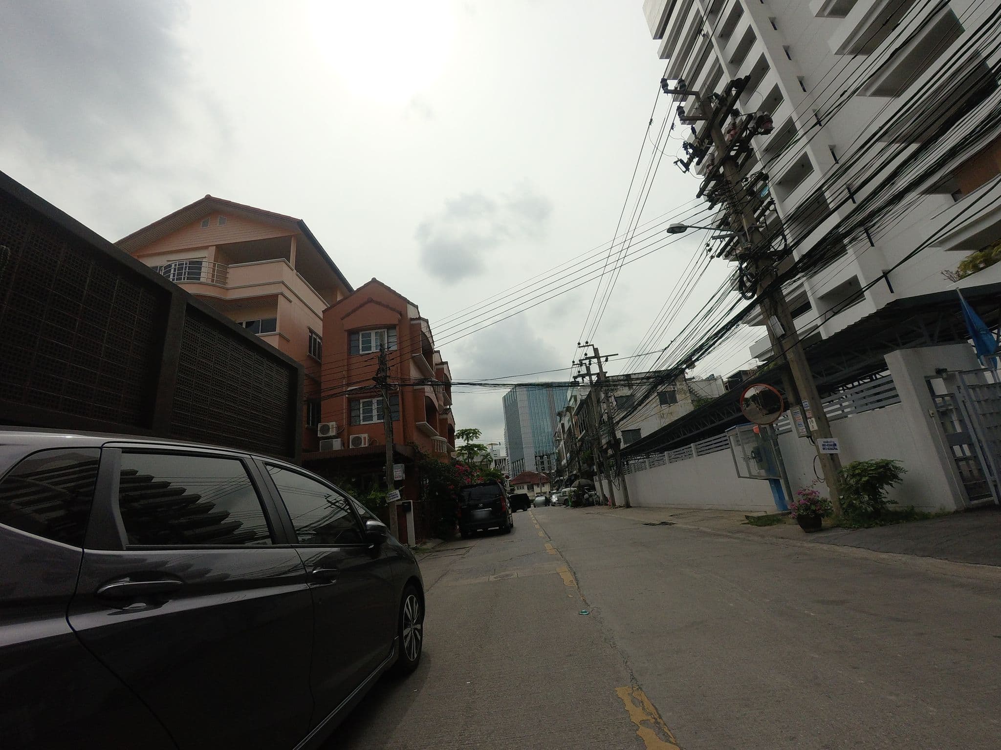 Street view near Grandma's Lakehouse, Phaya Thai — © mishari (CC BY-SA · Mapillary)