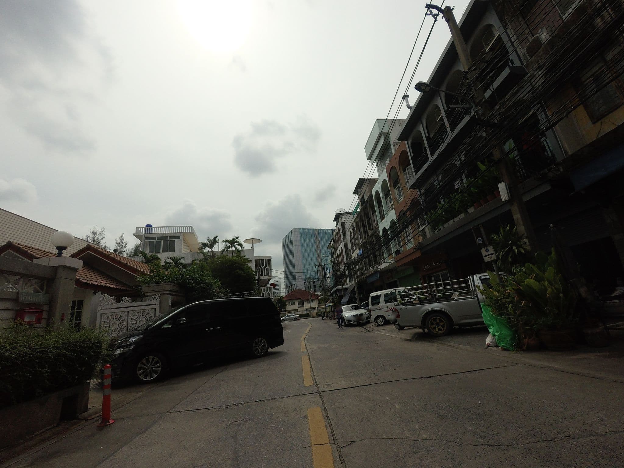 Street view near Tk Guesthouse, Phaya Thai — © mishari (CC BY-SA · Mapillary)