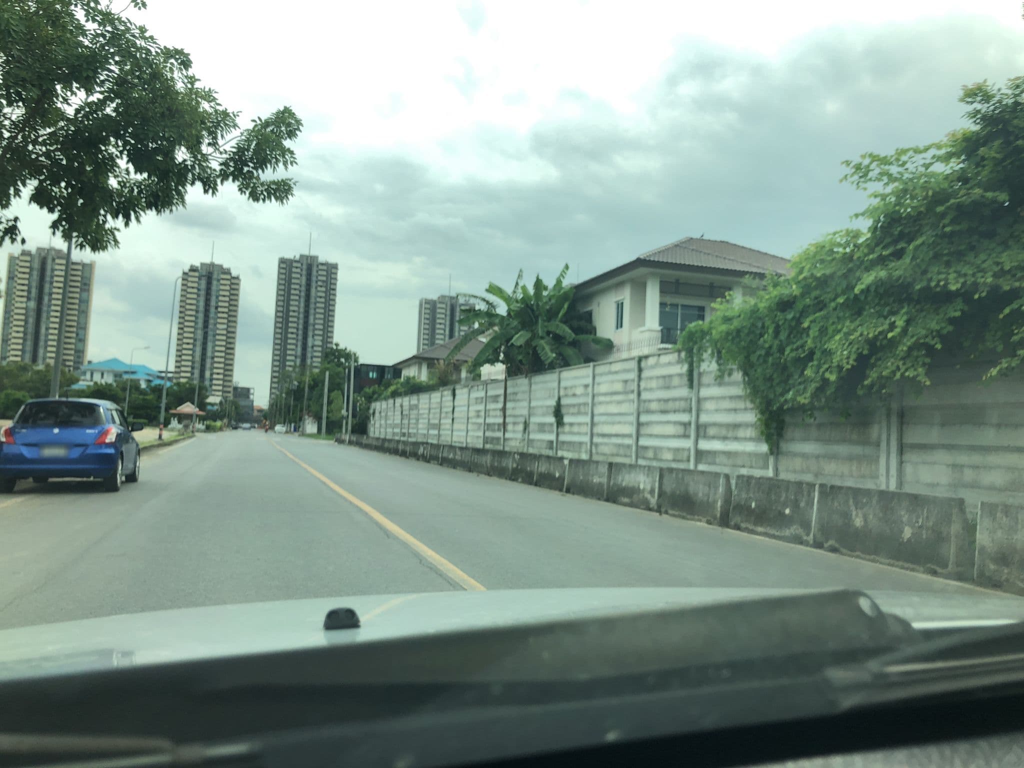 Street view near งานเที่ยวเมืองไทย 2011 @ เมืองทองธานี, Pak Kret — © pimpitcha (CC BY-SA · Mapillary)