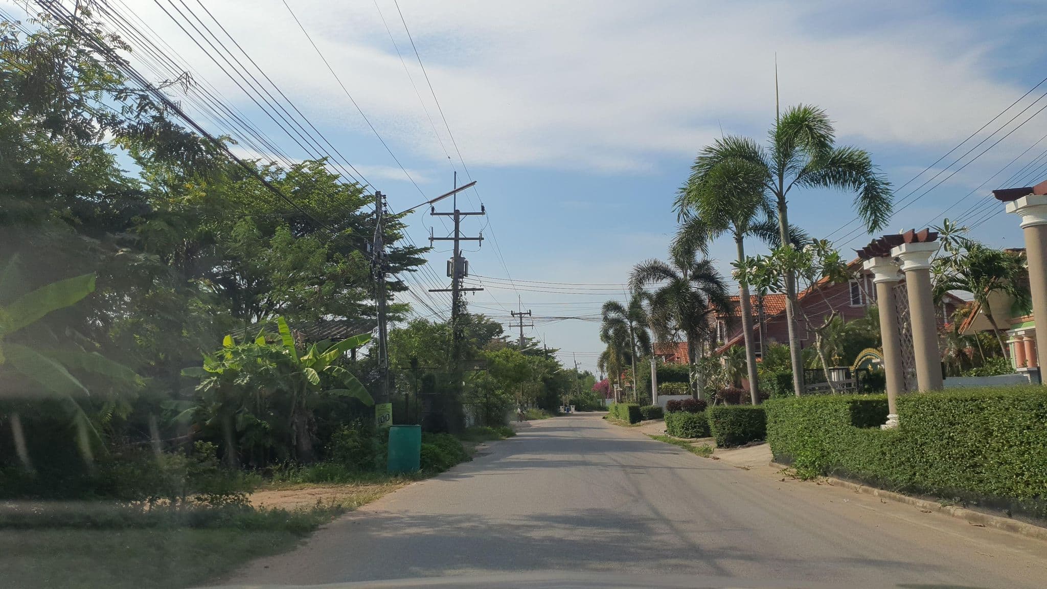 Street view near บ้านบุษบา รีสอร์ท (สัตหีบ), Sattahip — © jrcarlsen (CC BY-SA · Mapillary)