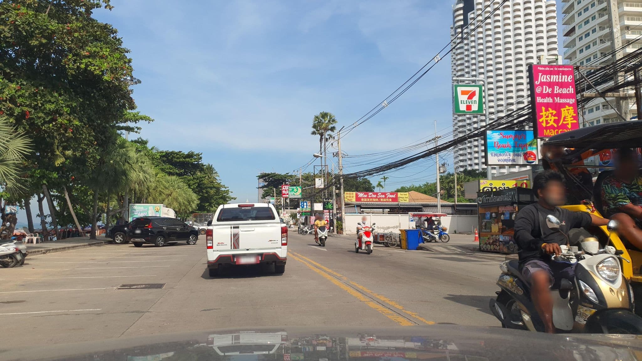 Street view near วิวทะเล ฮอริเดย์รีสอร์ท, Pattaya — © jrcarlsen (CC BY-SA · Mapillary)