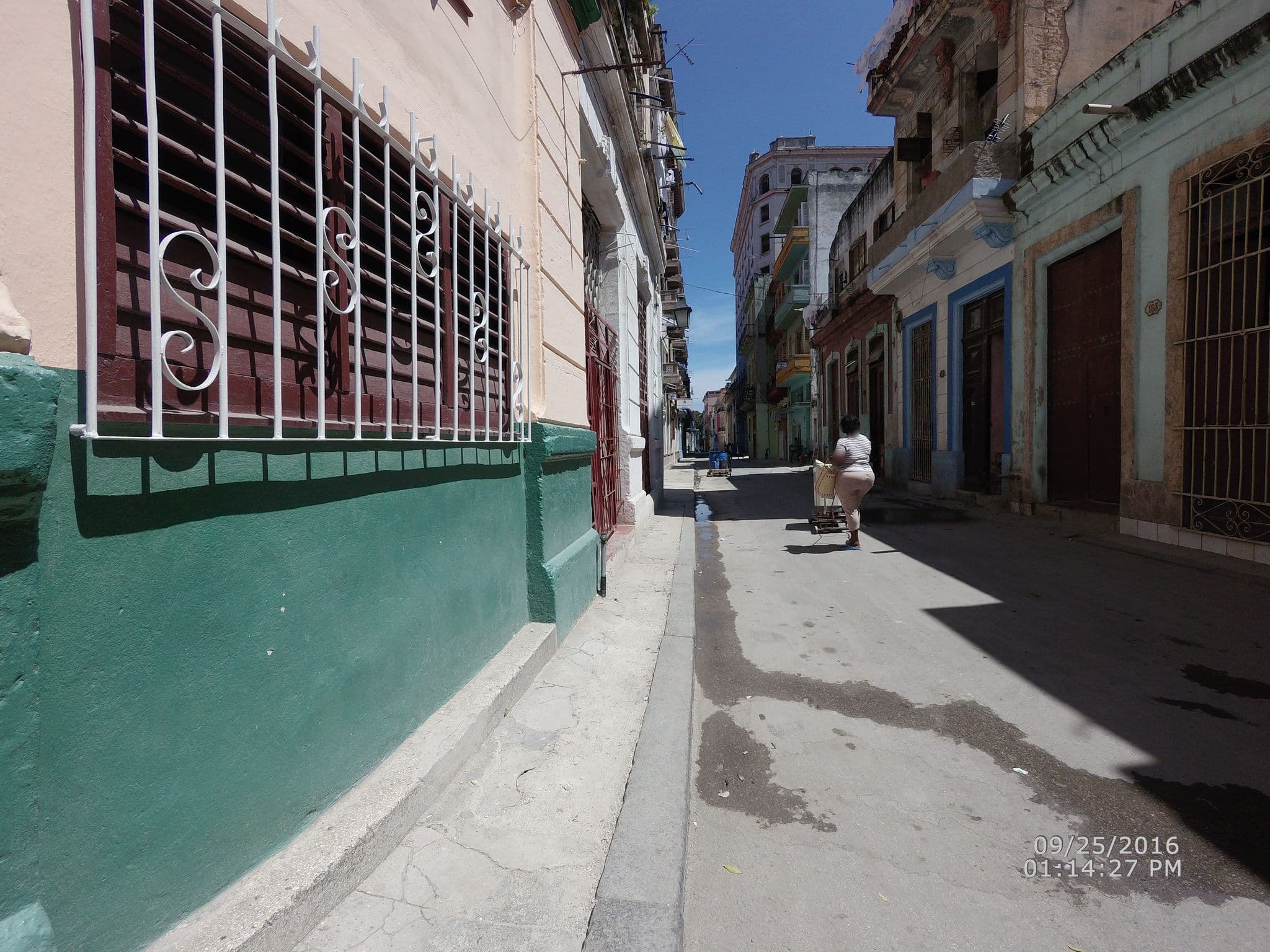 Street view near Casa Villegas, La Habana Vieja
