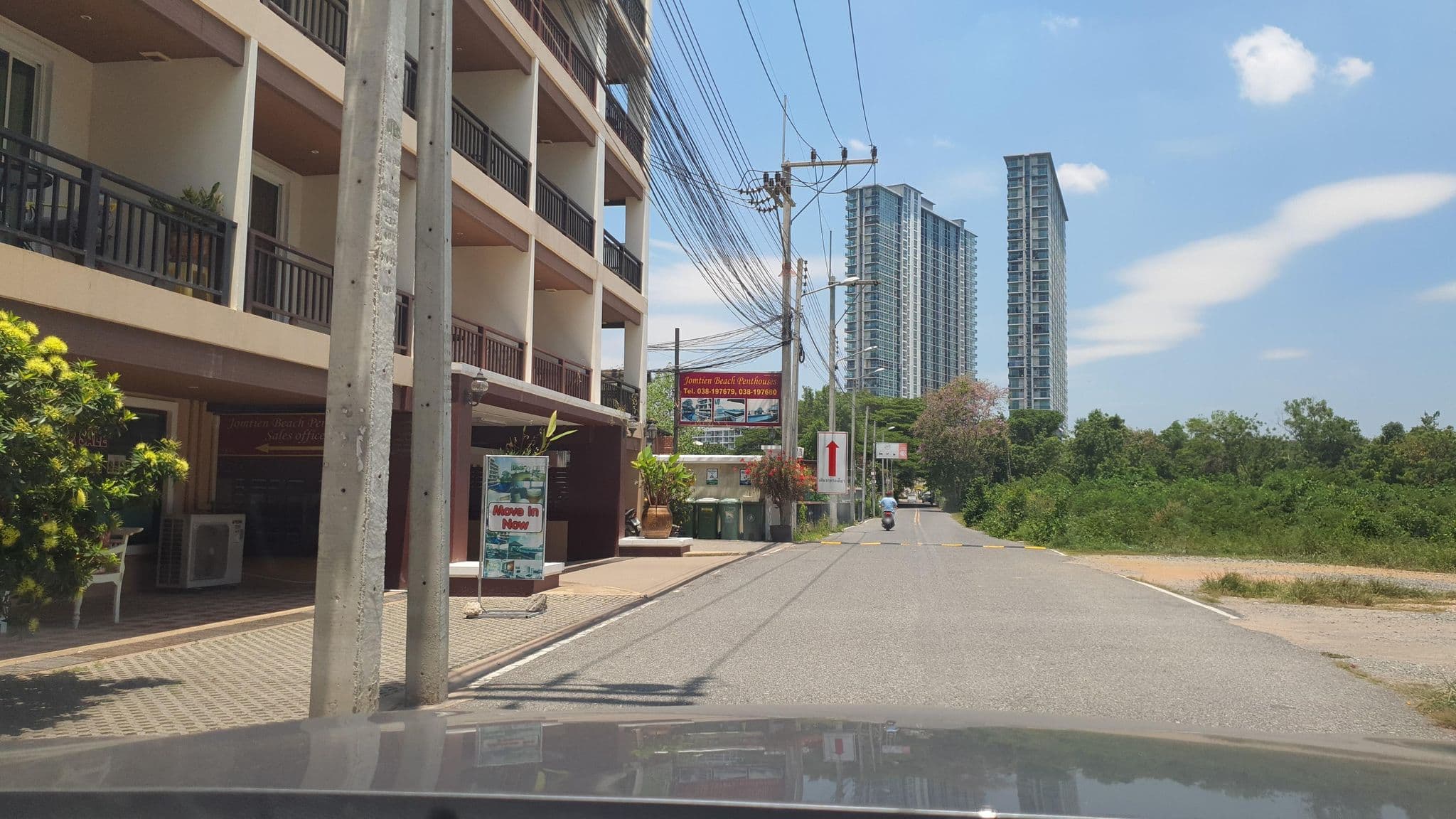 Street view near Jomtein Beach Penthouses, Pattaya — © jrcarlsen (CC BY-SA · Mapillary)