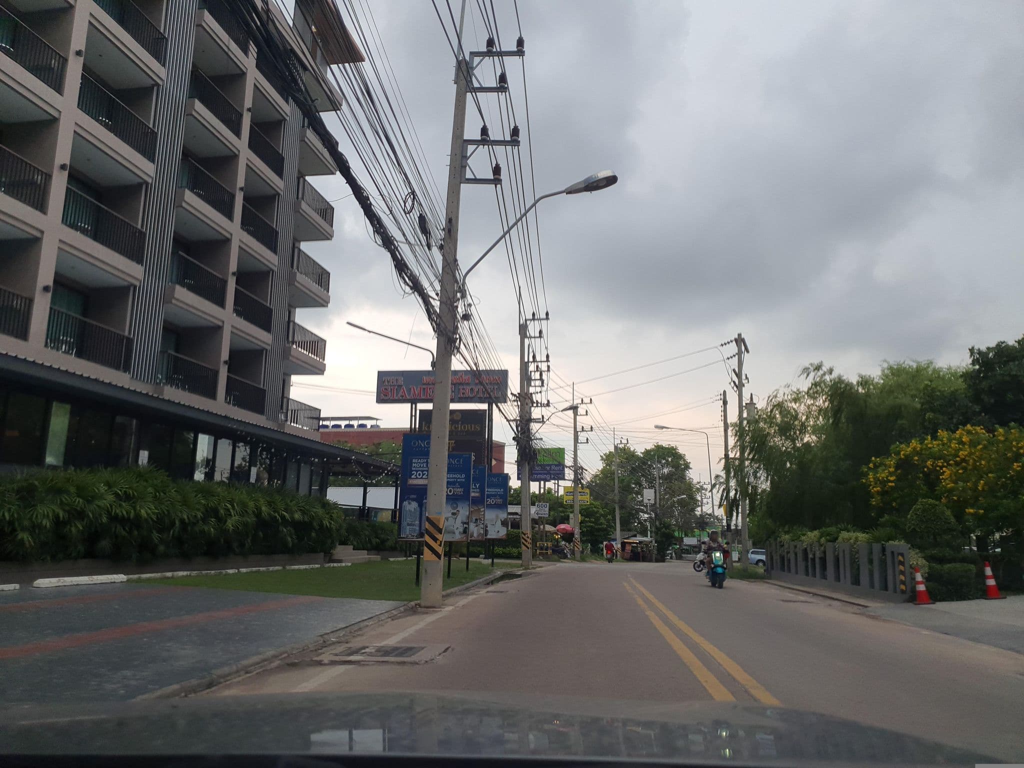 Street view near The Siamese Hotel, Pattaya — © jrcarlsen (CC BY-SA · Mapillary)
