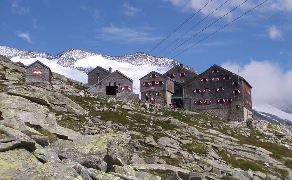 Kürsingerhütte (via Wikimedia Commons, Public domain)